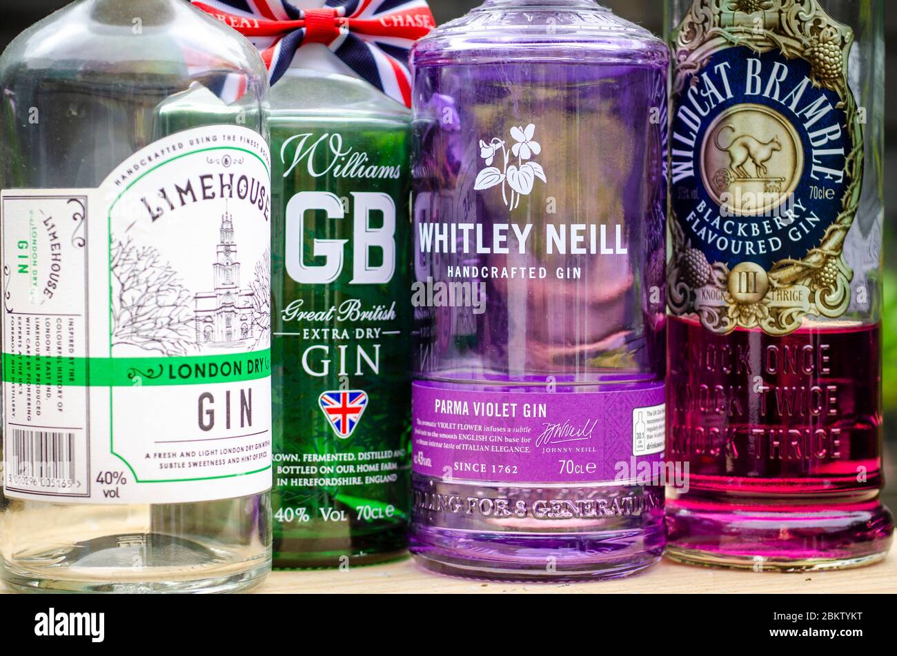 Una selezione di marchi di Gin popolari dal Regno Unito, tra cui Sipsmith, Beefeater, Limehouse, Williams GB, Whitley Neil e Wildcat Bramble gin Foto Stock