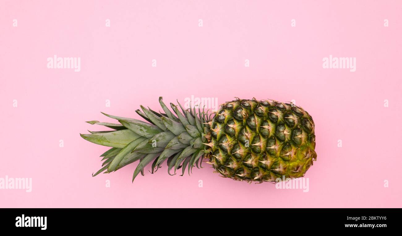 Ananas fresco e biologico sul tavolo Foto Stock