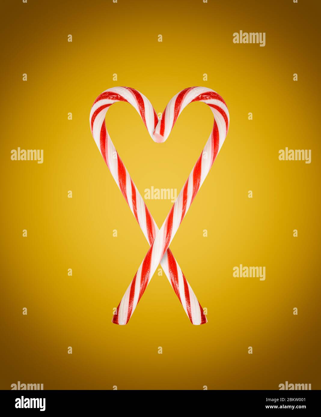 Lollipop personale di Natale su sfondo giallo. Canna di caramella dura a righe rosse e bianche. Natale sfondo. Concetto di negozio di caramelle. Caramelle di Natale Foto Stock