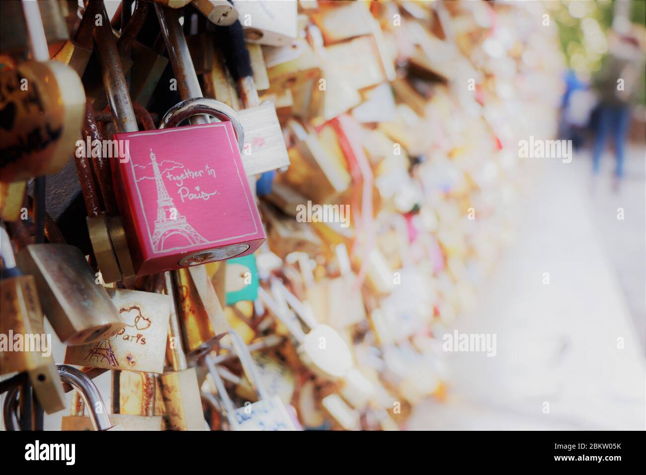 Lover's Lockets su Pont Neuf lungo la Senna a Parigi, Francia Foto Stock