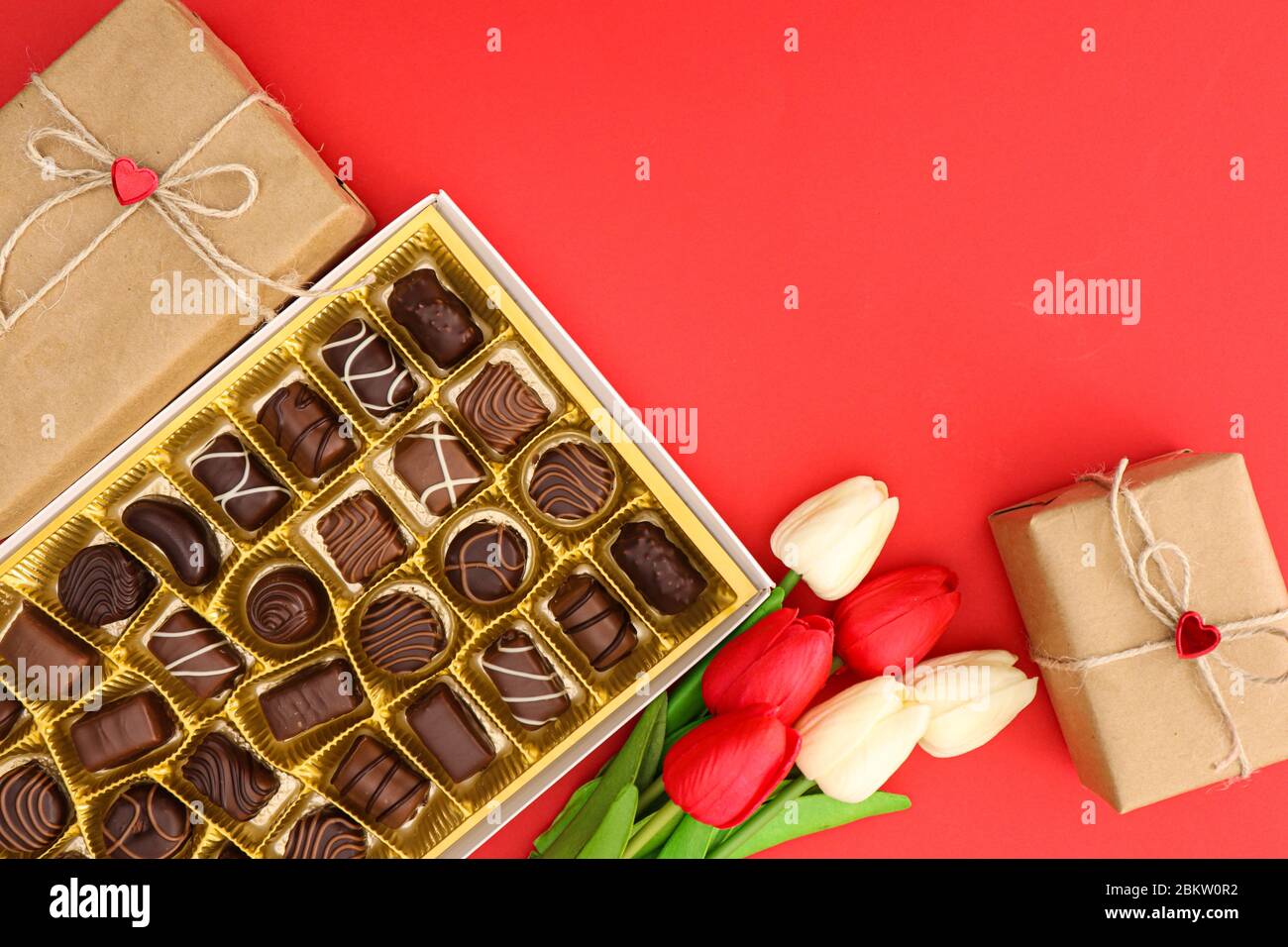 Bellissimi cioccolatini per una giornata speciale con regali e tulipani  Foto stock - Alamy
