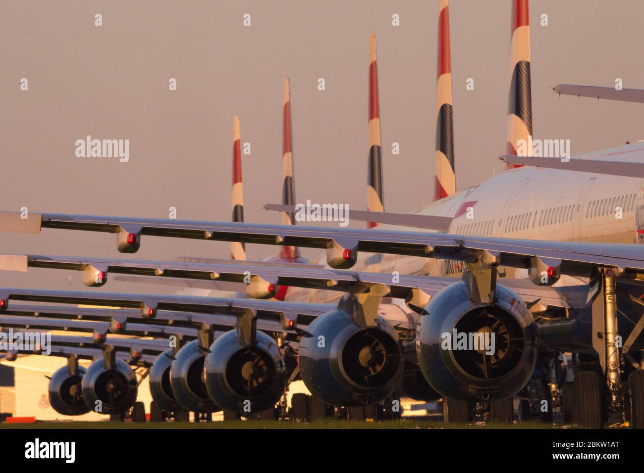 Glasgow, Regno Unito. 5 maggio 2020. Nella foto: Una collezione di aerei British Airways collegati a terra, con supporto per aerei A319/A320/A321, vuoti e senza vita, e l'aeroporto internazionale di Glasgow a causa della massiccia recessione globale nel settore dell'aviazione. British Airway8s ha assalito circa 12,000 dipendenti per stare a galla. Oggi Virgin Atlantic ha annunciato di aver asseinato oltre 3,000 dipendenti e di aver chiuso le operazioni presso la loro base di Londra Gatwick. Il settore è in crisi. Credit: Colin Fisher/Alamy Live News Foto Stock