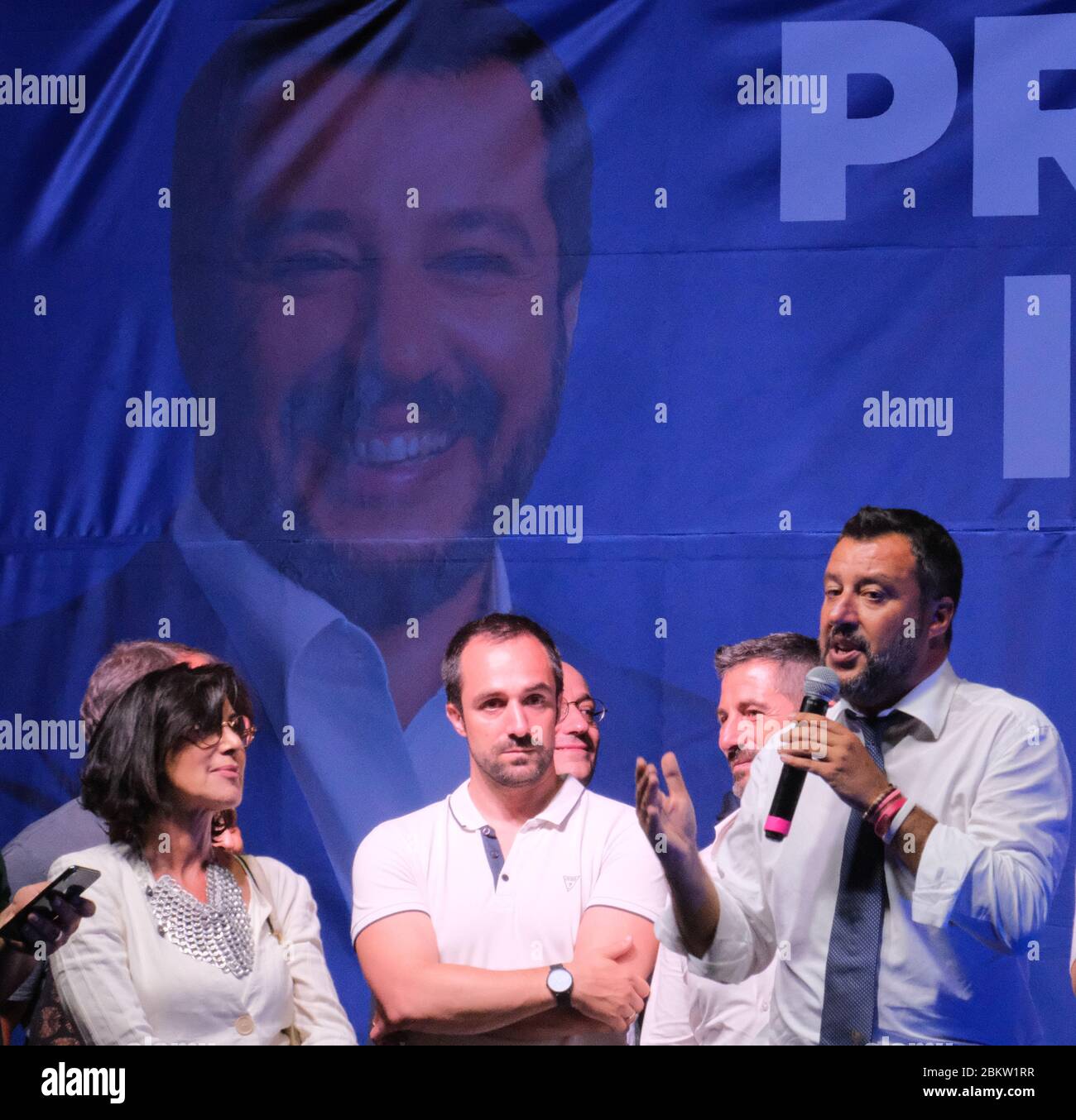 Matteo Salvini conduce un rally la Lega a Sabaudia, a sud di Roma. Parla di immigrazione, valori italiani tradizionali, globalizzazione e identità. Gli abitanti della città non sono tradizionali elettori di la Lega, ma la presenza di Salvini ha portato fuori una folla curiosa, se non scettica. Foto Stock