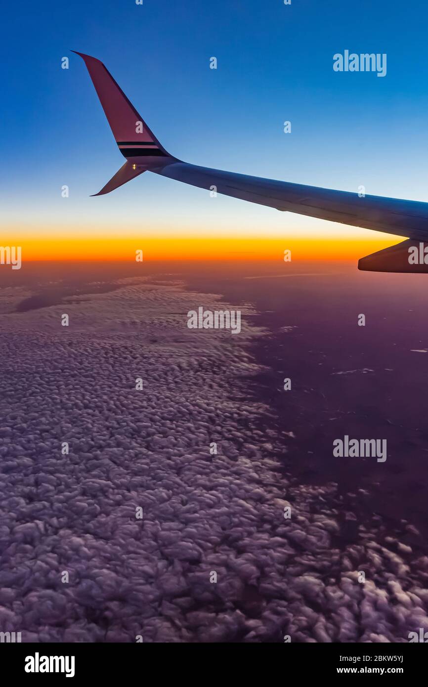 Volo di dicembre attraverso la spettacolare luce del tramonto, da Chicago a Seattle, USA [Nessuna release di proprietà; disponibile solo per licenze editoriali] Foto Stock