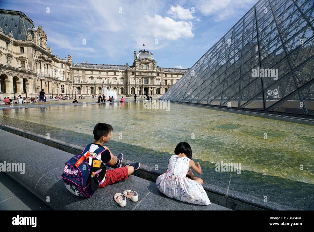 Cortile Napoleone con I.M.Pei progettato piramide di vetro nel Louvre Palace Museum.Paris.France Foto Stock