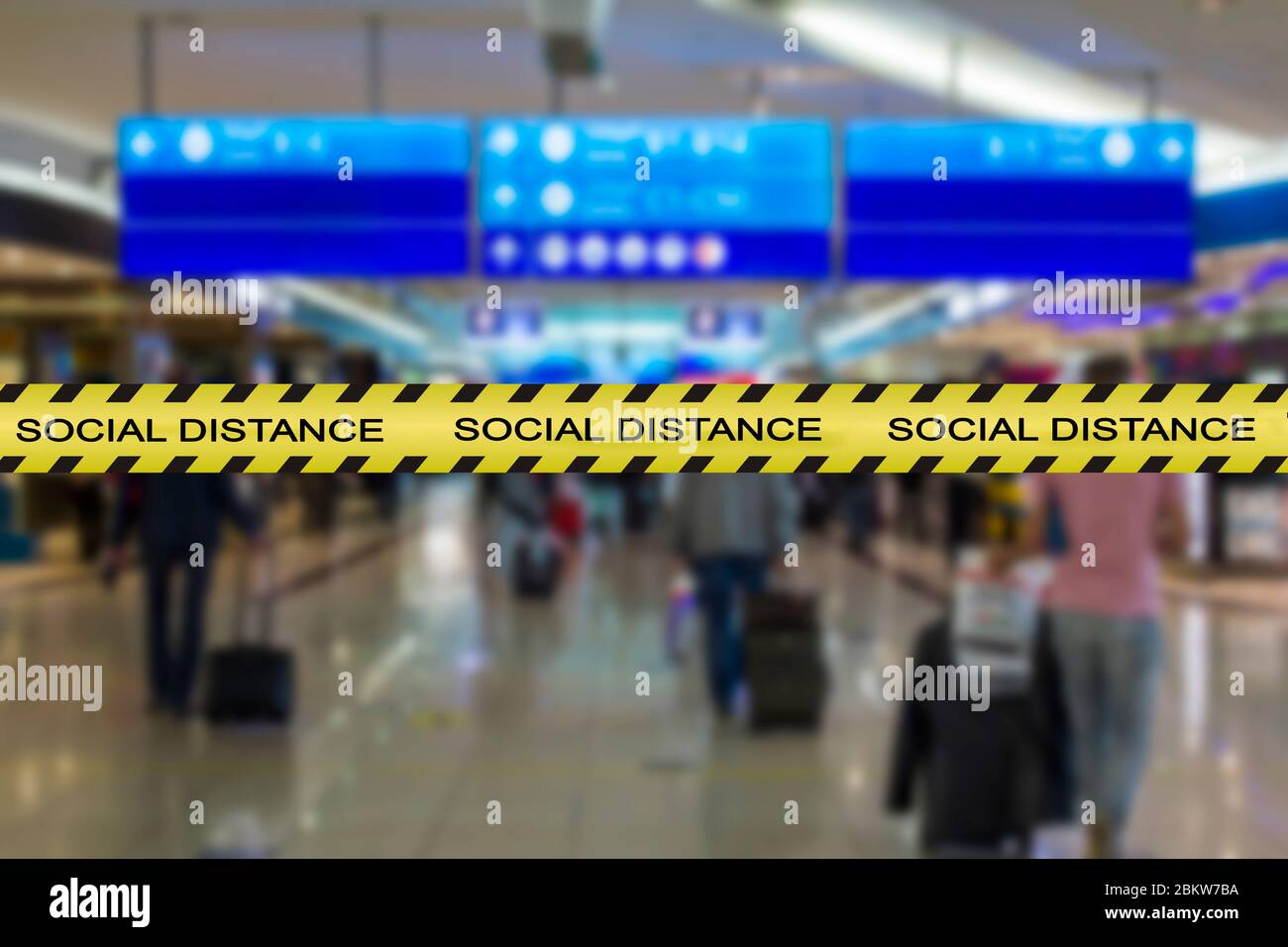 Nastro di avvertenza sulla distanza sociale con immagine dell'aeroporto sfocata sullo sfondo. Coronavirus, covid-19 regole sociali o guide Foto Stock