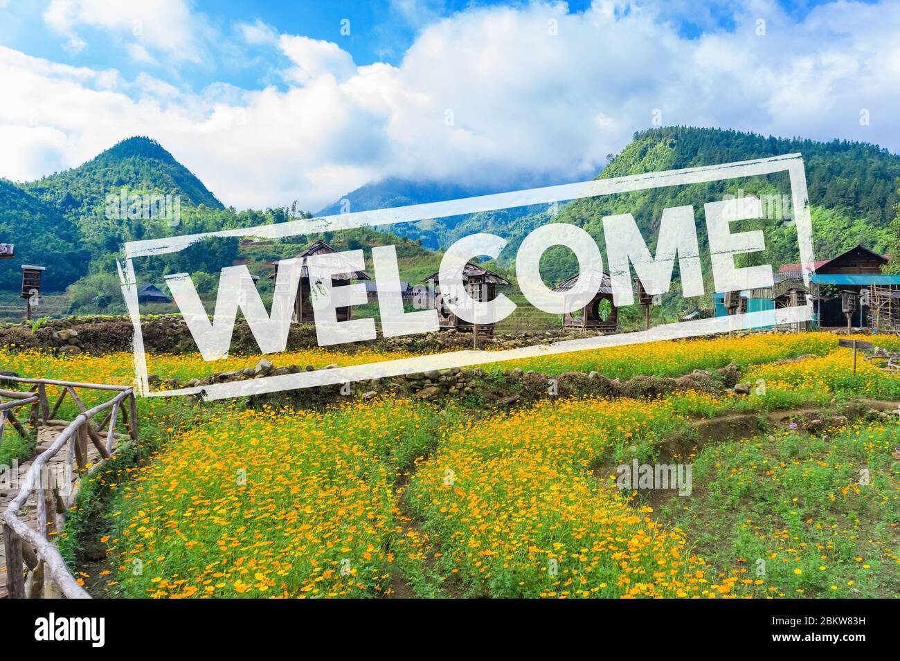 Concetto città benvenuto dopo quarantena, COVID-19. Giardino fiorito, aiuole nel villaggio di Cat Cat su uno sfondo di montagne. Foto Stock