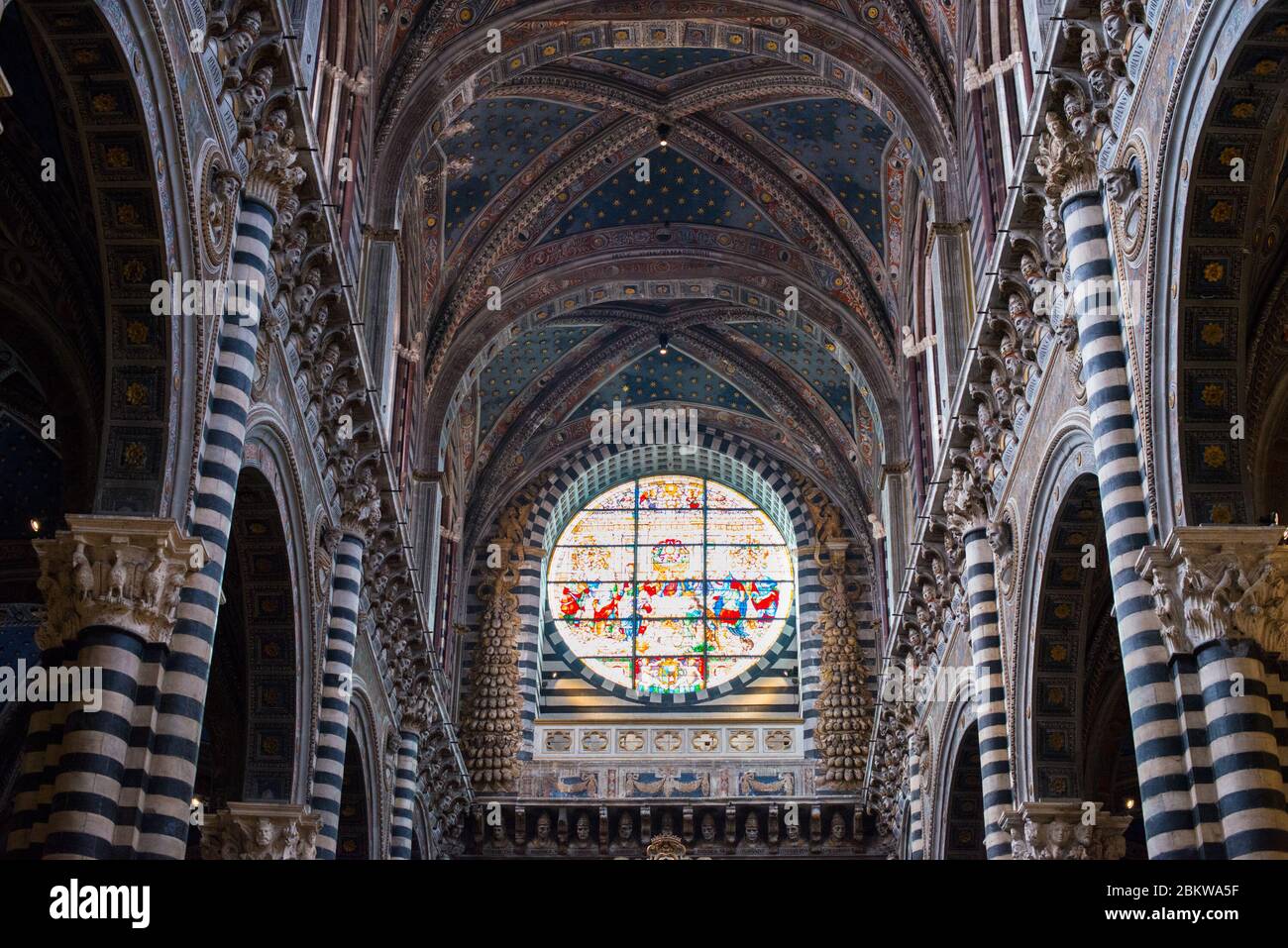 Quadro orizzontale del soffitto e delle colonne della Cattedrale cattolica di Siena, uno dei migliori luoghi di Siena Foto Stock