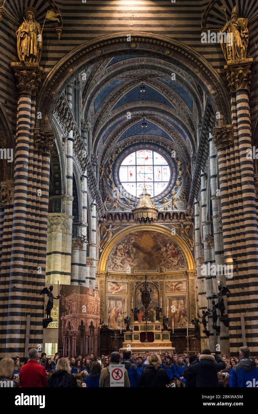 SIENA, ITALIA - 13, MARZO, 2018: Immagine verticale dell'interno della Cattedrale cattolica di Siena, uno dei migliori luoghi di Siena Foto Stock