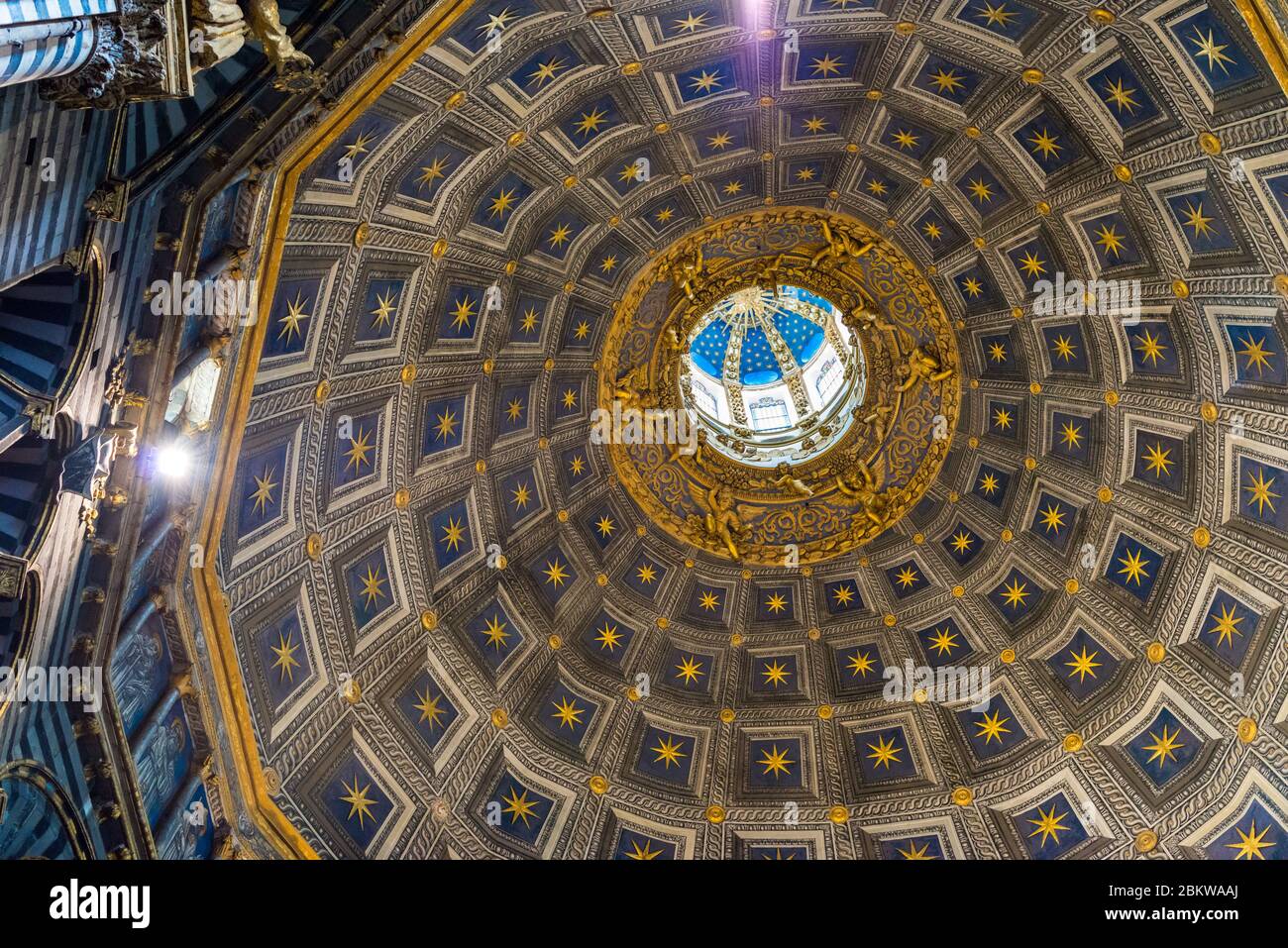 Immagine orizzontale della splendida cupola della Cattedrale cattolica di Siena, uno dei migliori luoghi di Siena Foto Stock