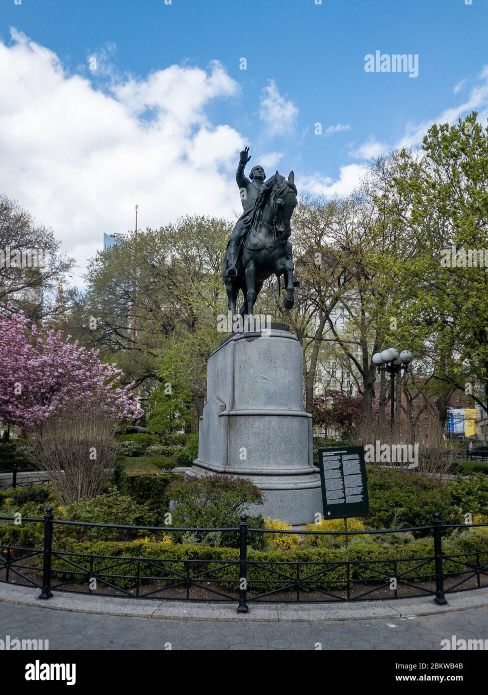 Statua equestre del generale George Washington lungo il lato sud di Union Square a New York City. Foto Stock