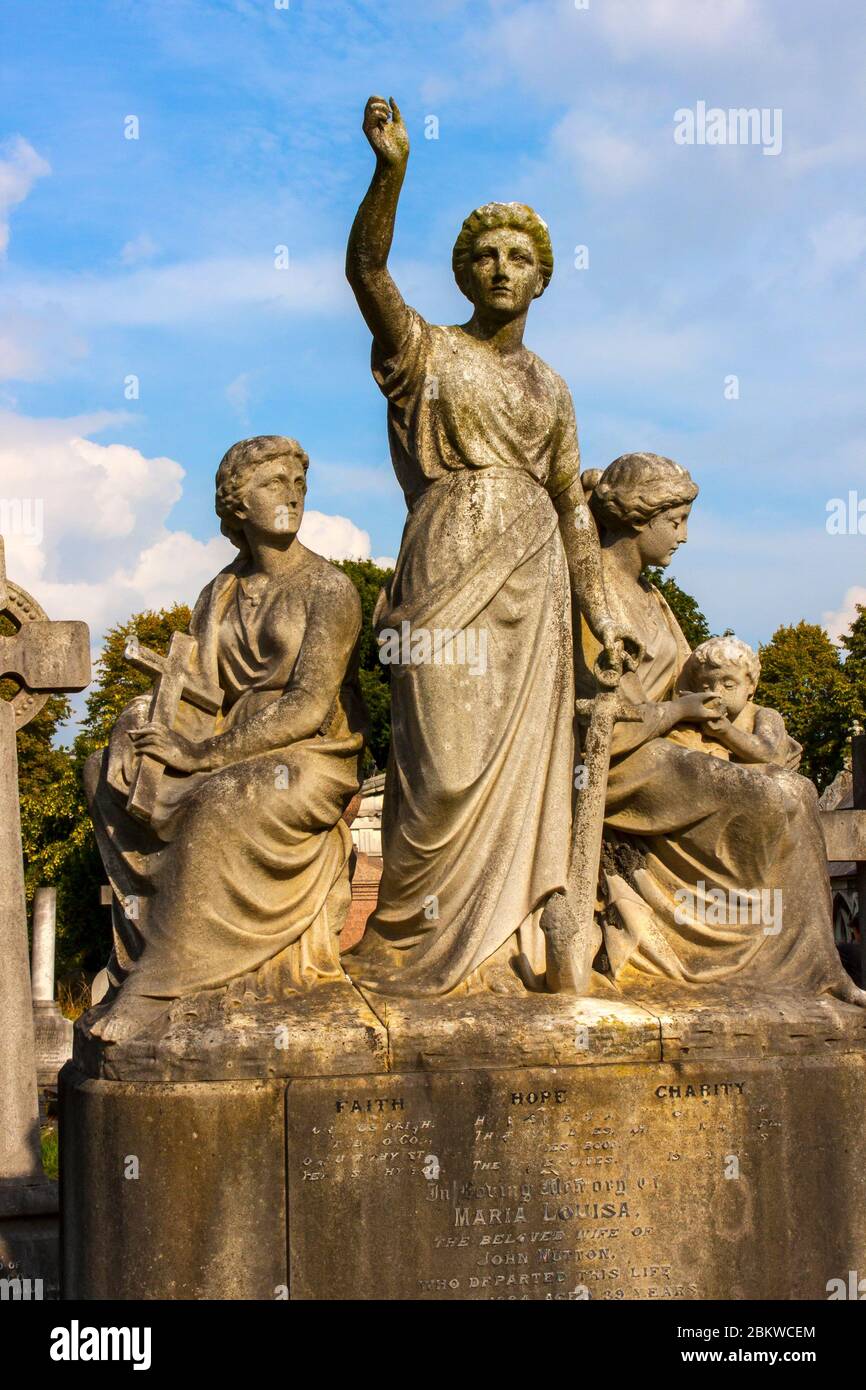 Fede speranza e carità, scultura, Brompton Cemetery, Londra Foto Stock