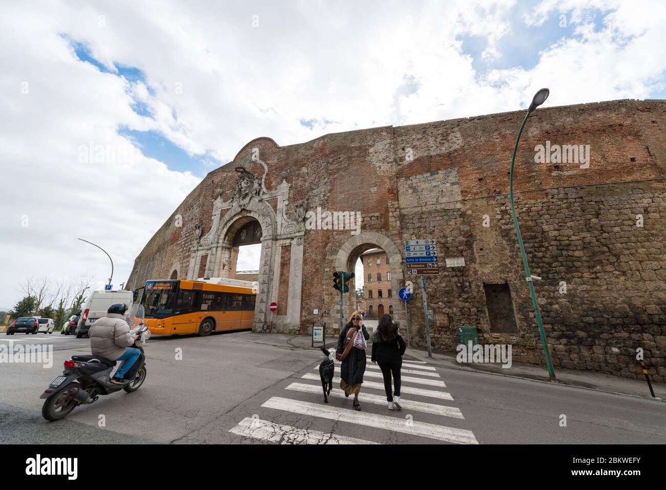 SIENA, ITALIA - 13, MARZO, 2018: Foto grandangolare di porta Camollia, una  delle porte del centro storico di Siena Foto stock - Alamy
