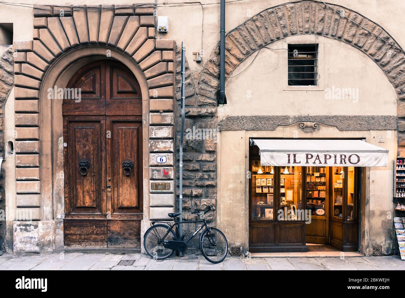 FIRENZE, ITALIA - 13, MARZO, 2018: Foto in bianco e nero di due diversi tipi di porte a Firenze Foto Stock