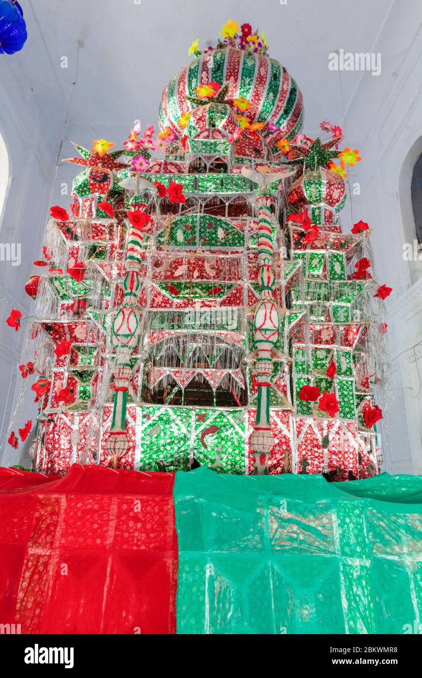 Tazia, replica della tomba di Imam Hussain, Chota Imambara interno, Lucknow, Utttar Pradesh, India Foto Stock