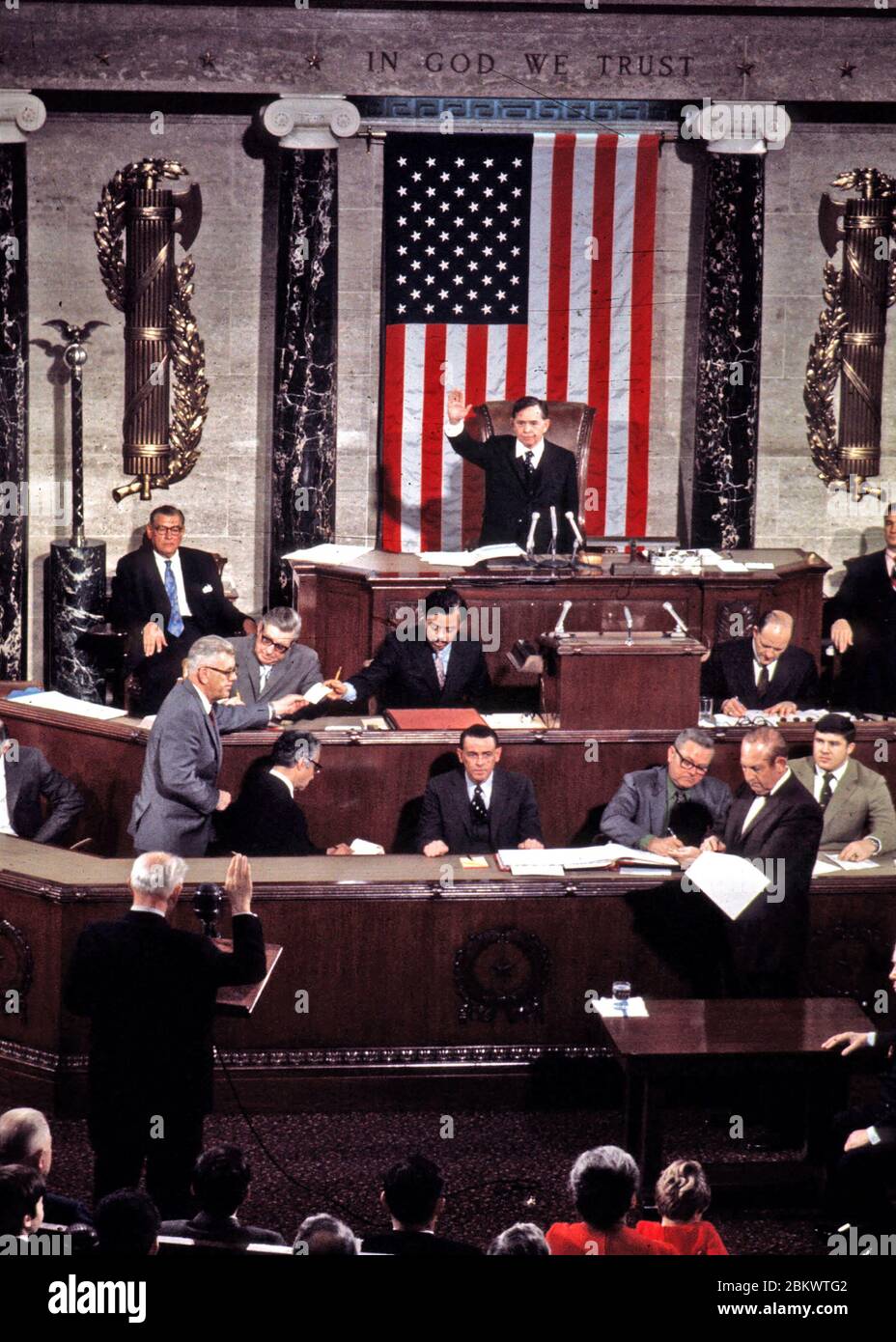 Relatore della Camera dei rappresentanti degli Stati Uniti Carl Albert (democratico dell'Oklahoma), è giurato per il suo mandato finale di 2 anni come relatore dal rappresentante degli Stati Uniti Wright Patman, Presidente del Comitato bancario della Camera degli Stati Uniti che appare in basso a sinistra di questa foto nel Campidoglio degli Stati Uniti a Washington, DC il 14 gennaio 1974.Credit: Arnie Sachs / CNP / MediaPunch Foto Stock