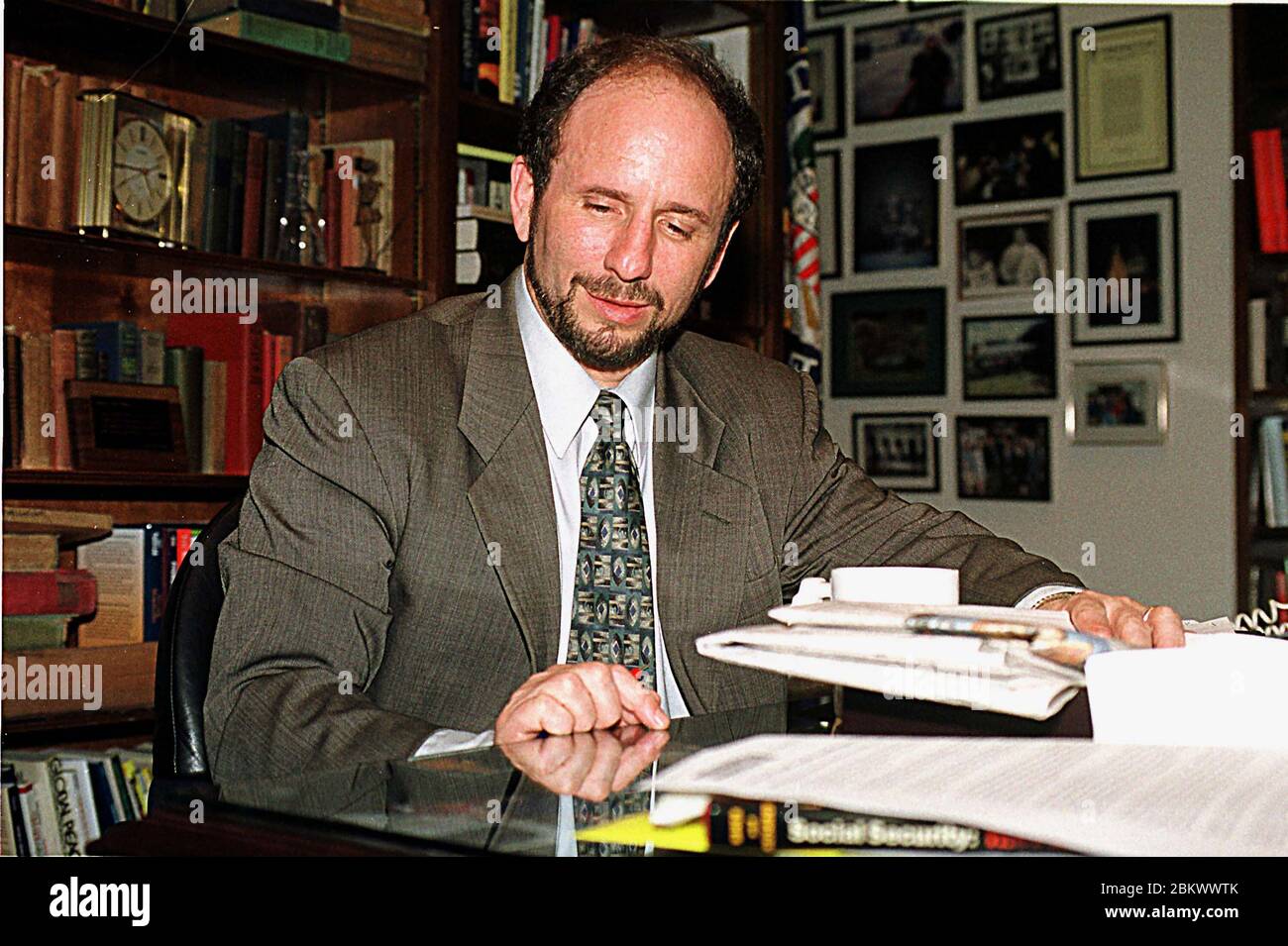 Il senatore degli Stati Uniti Paul Wellstone (democratico del Minnesota) guarda una foto che conserva per ispirazione sul suo tavolo nel suo ufficio a Washington, DC il 19 novembre 1999.Credit: Ron Sachs / CNP / MediaPunch Foto Stock