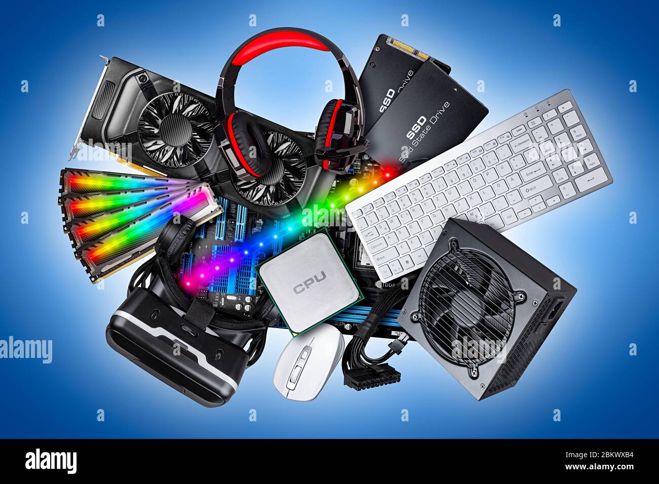 pc computer hardware componenti elettronica collage. cpu micro processore scheda grafica alimentazione ddr ram visore vr occhiali ssd a stato solido hard dr Foto Stock