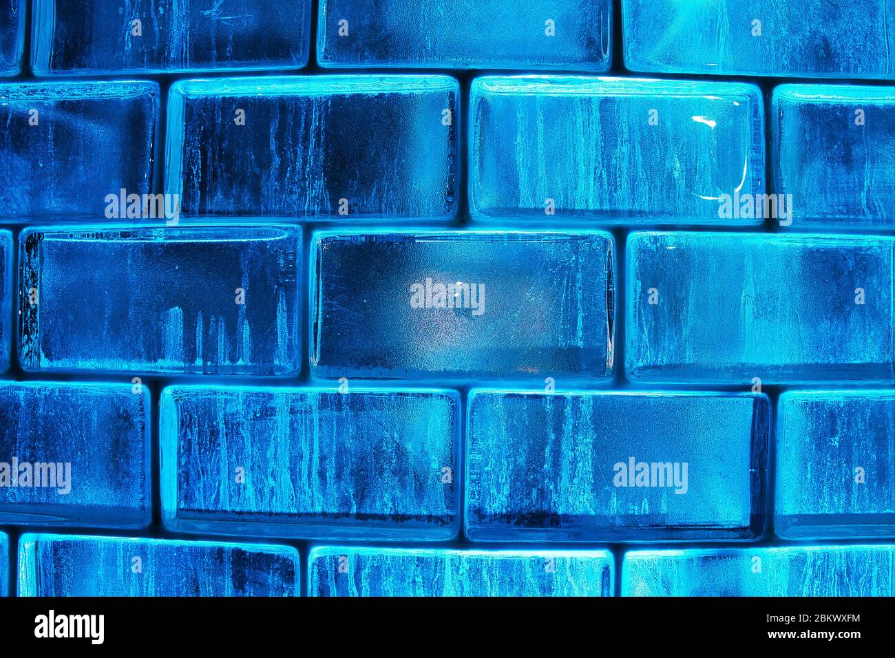 Mattoni di vetro blu sfondo Foto Stock