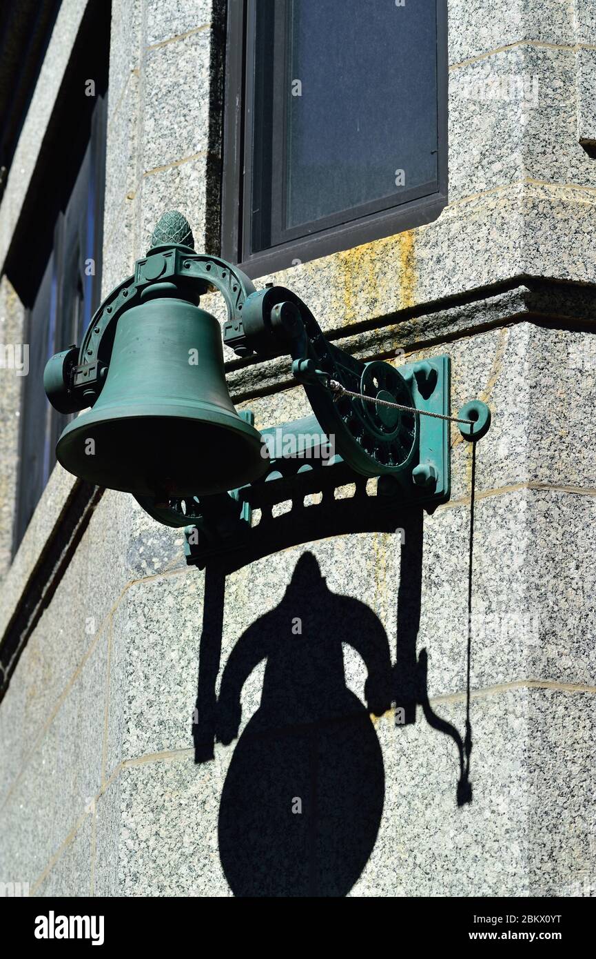 Chicago, Illinois, Stati Uniti. Un grande campanello posizionato su una delle iconiche torri del ponte di Chicago. Foto Stock