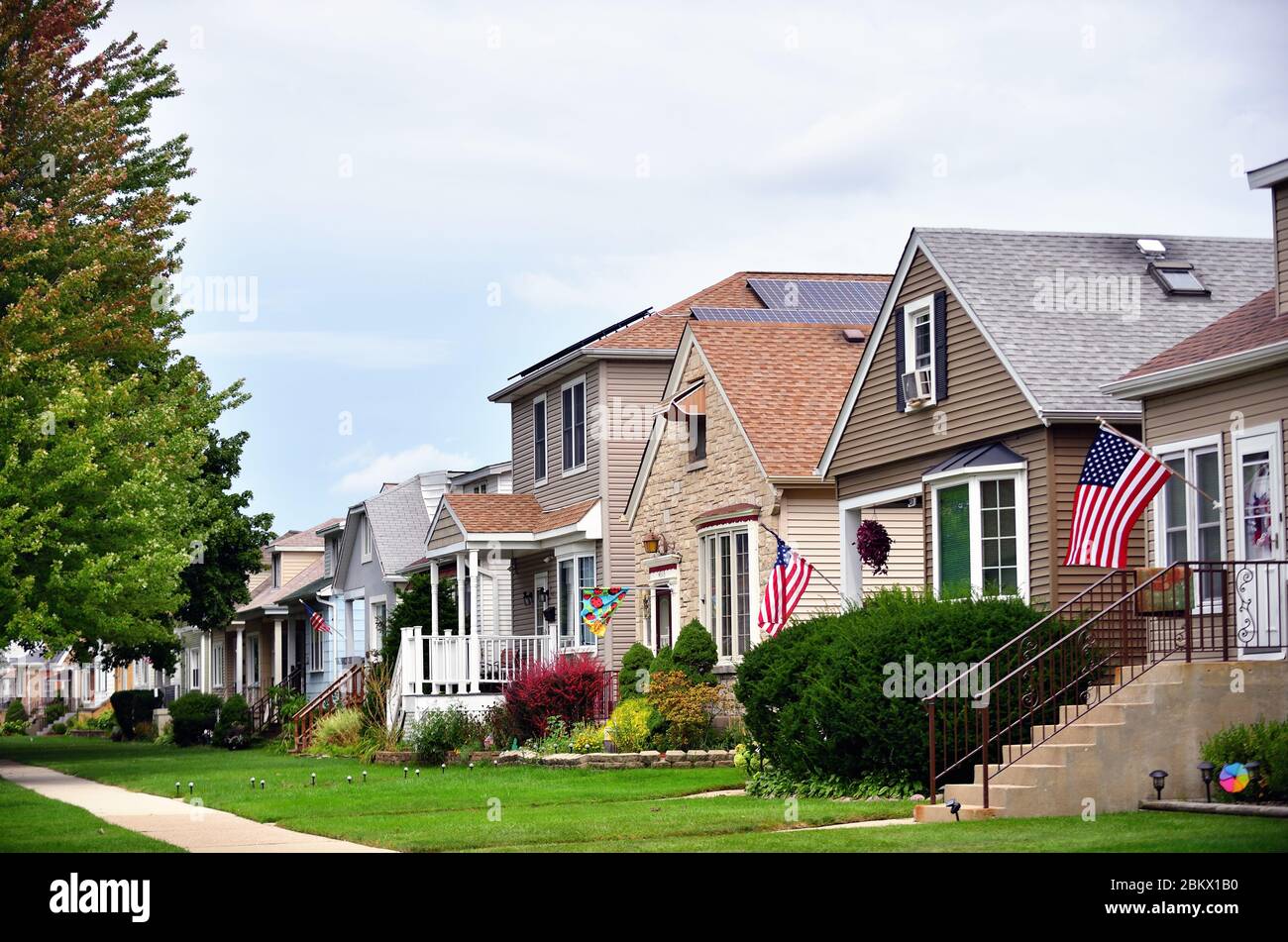 Chicago, Illinois, Stati Uniti. Un blocco residenziale di case unifamiliari nel quartiere di Jefferson Park della città. Foto Stock Chicago, Illinois, Stati Uniti. Un blocco residenziale di case unifamiliari nel quartiere di Jefferson Park della città. Foto Stock