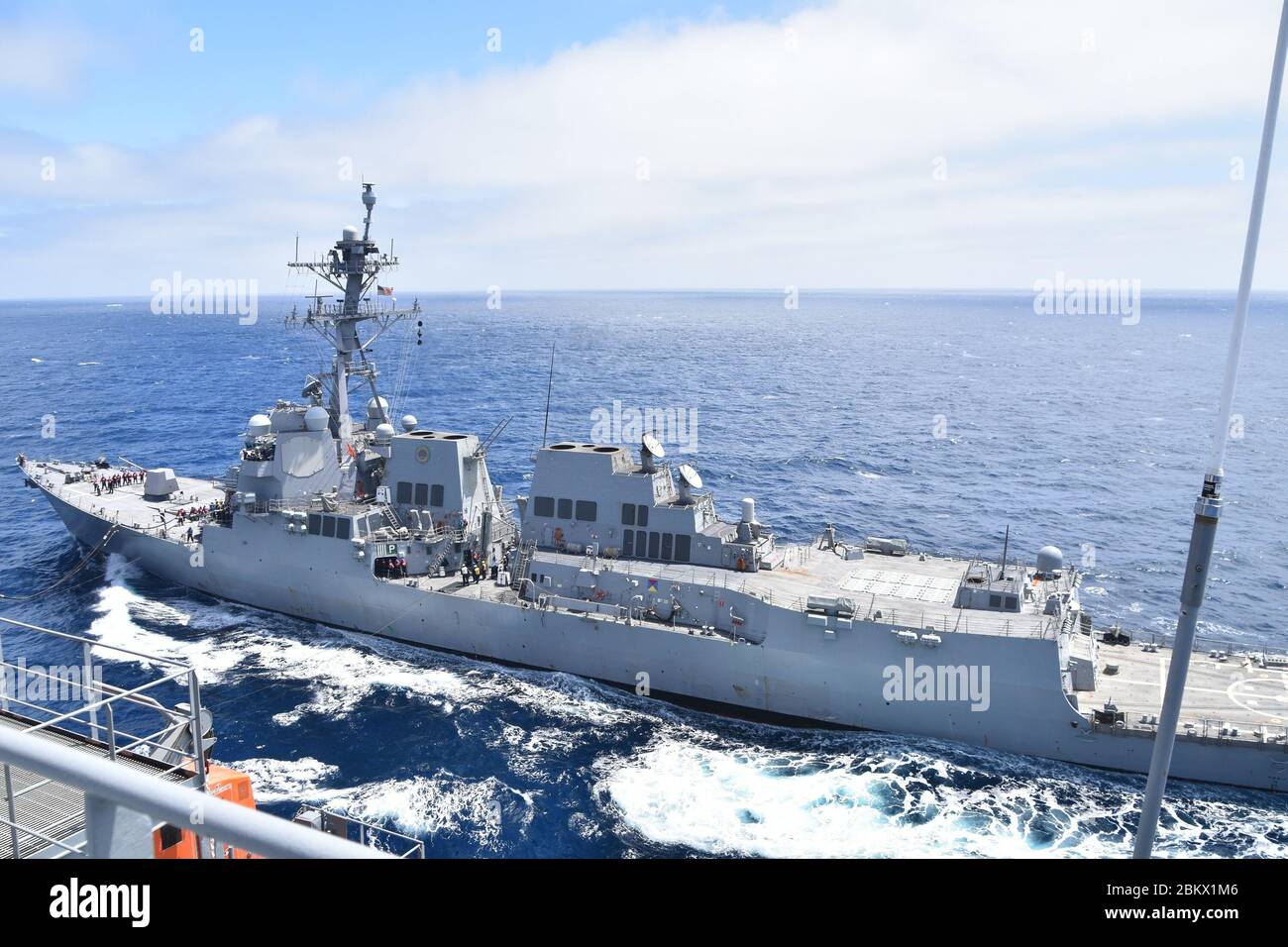 Il cacciatorpediniere della marina della classe Arleigh, USS Kidd (DDG-100), arriva accanto alla nave militare Sealift Command MSC Dry CARGO/munizioni USNS Matthew Perry (TAK-e 9) al largo della costa della California meridionale. Perry ha fornito servizi logistici alle navi del USS Essex Amphibious Readiness Group durante le esercitazioni e le qualifiche di pre-deployment. Attraverso una serie di rifornimenti in mare (RAS), Perry ha consegnato 81 pallet di cibo, parti e attrezzature, nonché 600 mila galloni di carburante per navi diesel JP5 per l'aviazione. Foto Stock Il cacciatorpediniere della marina della classe Arleigh, USS Kidd (DDG-100), arriva accanto alla nave militare Sealift Command MSC Dry CARGO/munizioni USNS Matthew Perry (TAK-e 9) al largo della costa della California meridionale. Perry ha fornito servizi logistici alle navi del USS Essex Amphibious Readiness Group durante le esercitazioni e le qualifiche di pre-deployment. Attraverso una serie di rifornimenti in mare (RAS), Perry ha consegnato 81 pallet di cibo, parti e attrezzature, nonché 600 mila galloni di carburante per navi diesel JP5 per l'aviazione. Foto Stock