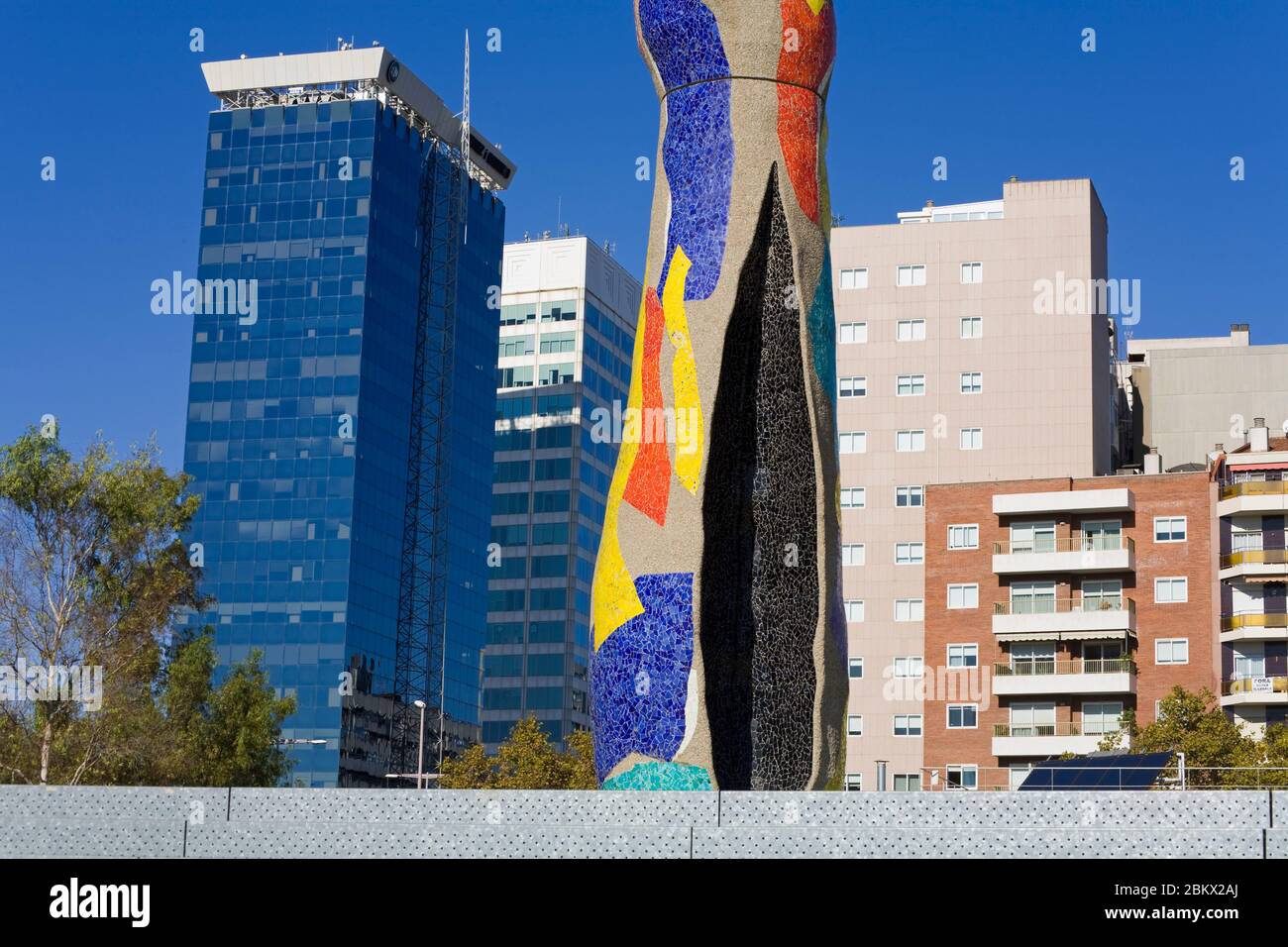 Scultura "Dona i Ocell" (Donna e uccello) nel Parco Joan Miro, quartiere l'Eixample, Barcellona, Catalogna, Spagna, Europa Foto Stock