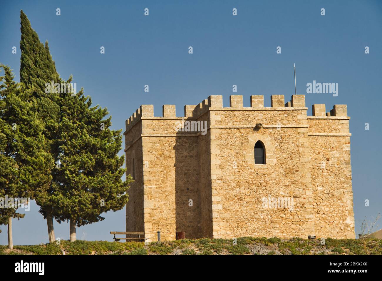 Un piccolo castello di Spainsh sulla cima di una collina alla luce della sera. Foto Stock