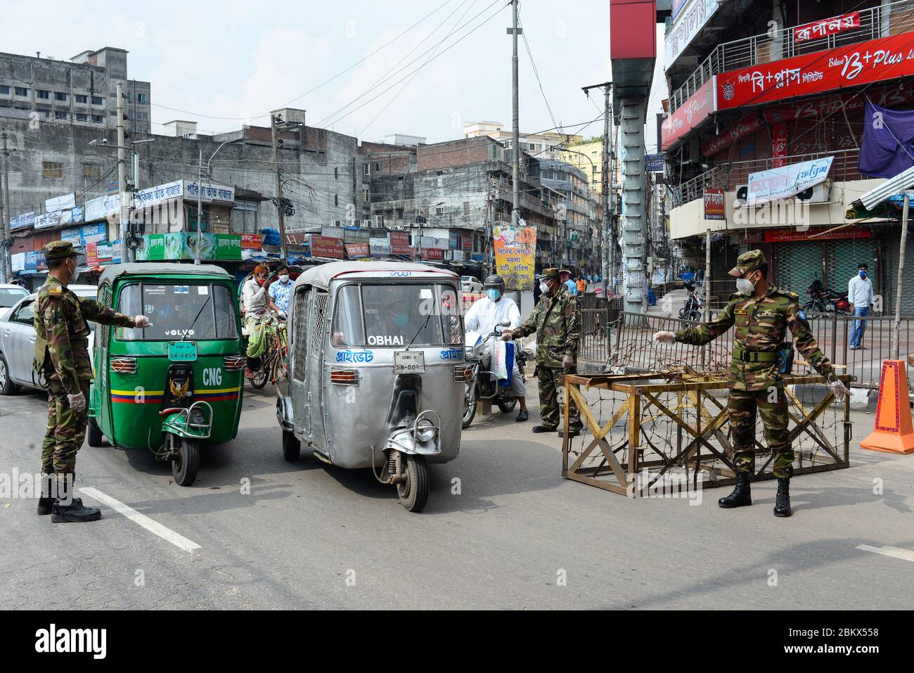 L'esercito del Bangladesh ha forzato le restrizioni di blocco durante il covid 19 pandemic.Bangladesh ha confermato 11617 casi, 1403 recuperati e 188 morti dal virus della corona. Foto Stock