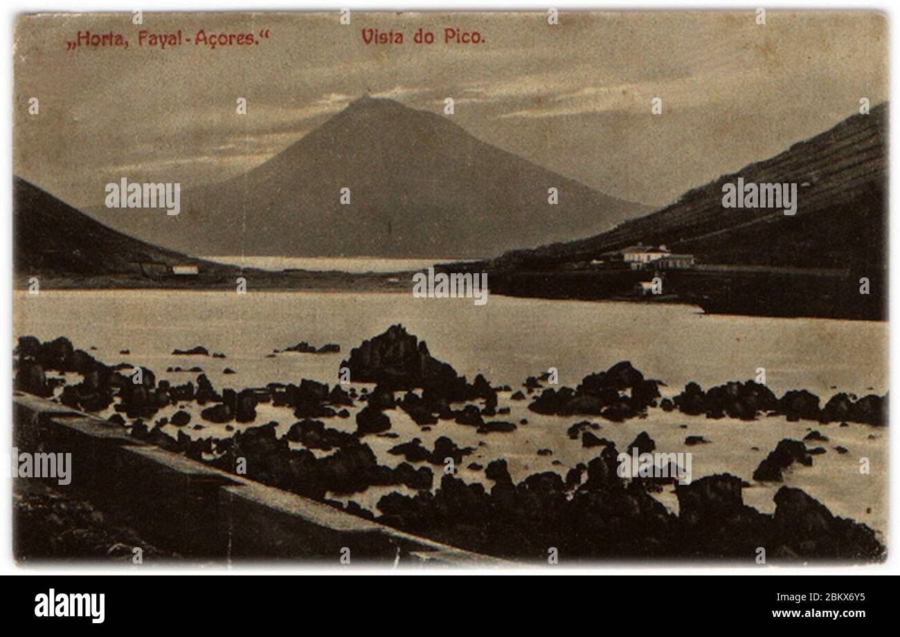 Ilha do fail com a ilha do Pico ao fundo Arquivo de Villa Maria Angra do Heroísmo ilha Terceira Açores. Foto Stock