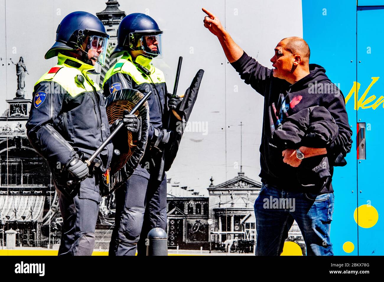 Un dimostratore urla contro la polizia antisommossa durante la protesta.decine di attivisti anti-blocco sono stati arrestati mentre dimostravano contro le misure contro il virus corona all'Aia. Foto Stock
