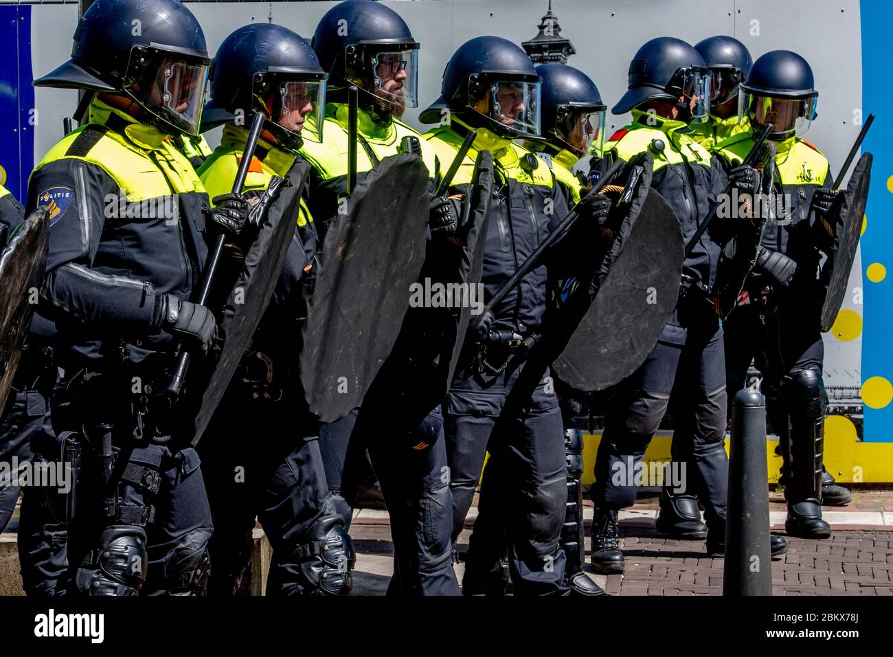 Durante la protesta, la polizia antisommossa si è confrontata con i dimostranti.decine di attivisti anti-blocco sono stati arrestati mentre si dimostravano contro le misure contro il virus corona all'Aia. Foto Stock