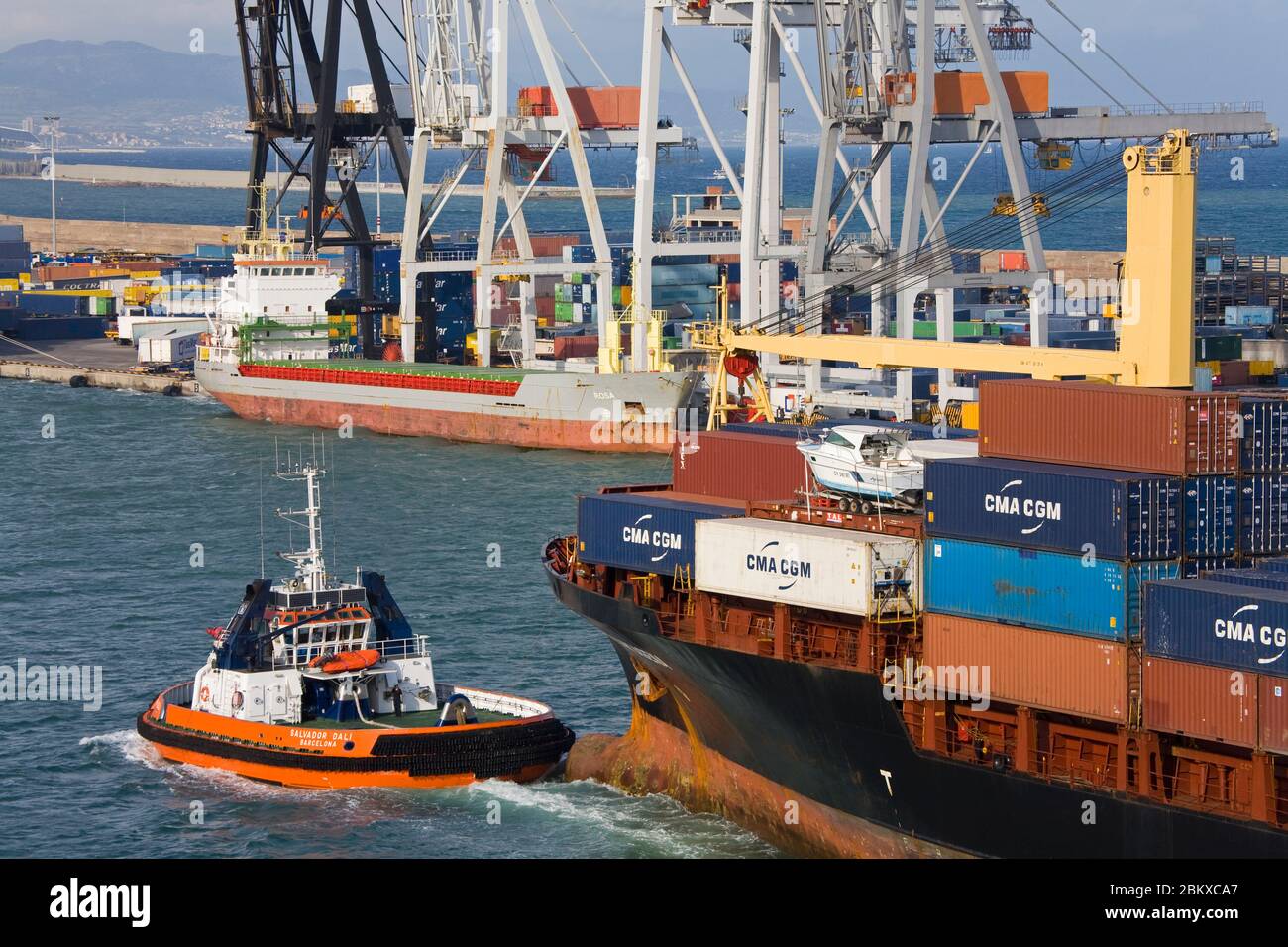 Rimorchiatore operazioni nel porto di Barcellona, in Catalogna, Spagna, Europa Foto Stock