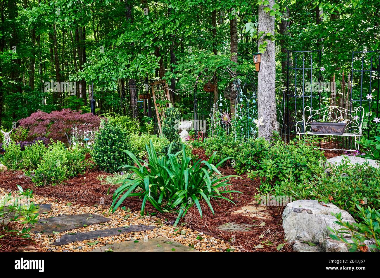 Lussureggiante giardino casa e passerella in pietra che mostra bellissimo paesaggio residenziale. Foto Stock