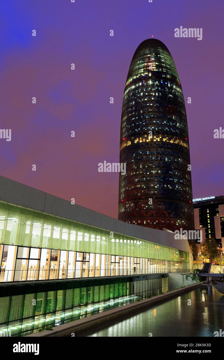 Design Museum & Torre Agbar, Plaça de les Glories, Sant Marti District, Barcellona, in Catalogna, Spagna, Europa Foto Stock