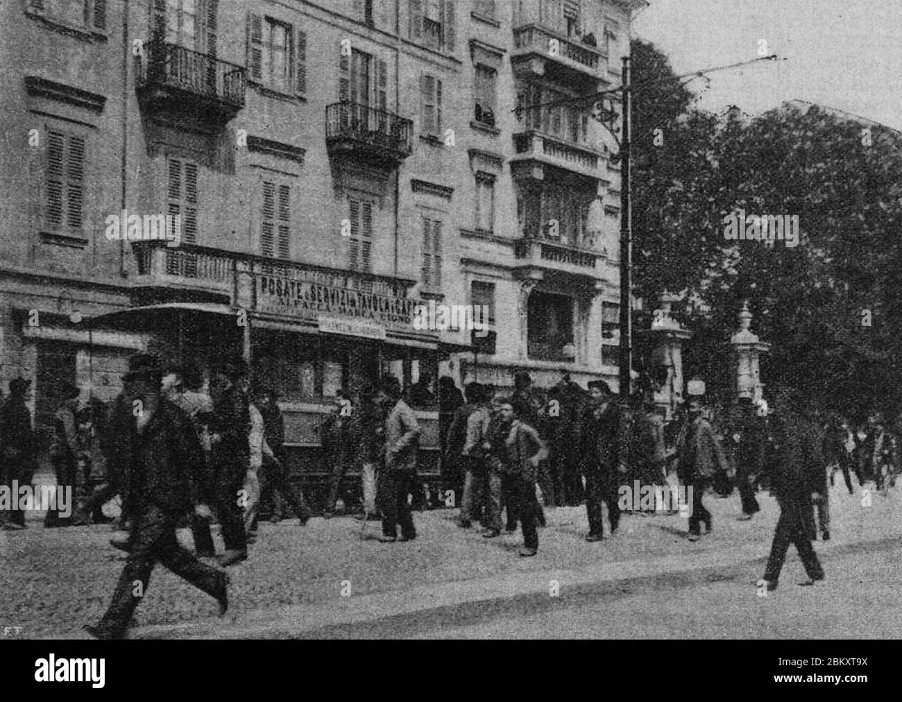Illuminazione popolare 1898 - la folla sta per il salire sulla casa Morisetti. Foto Stock
