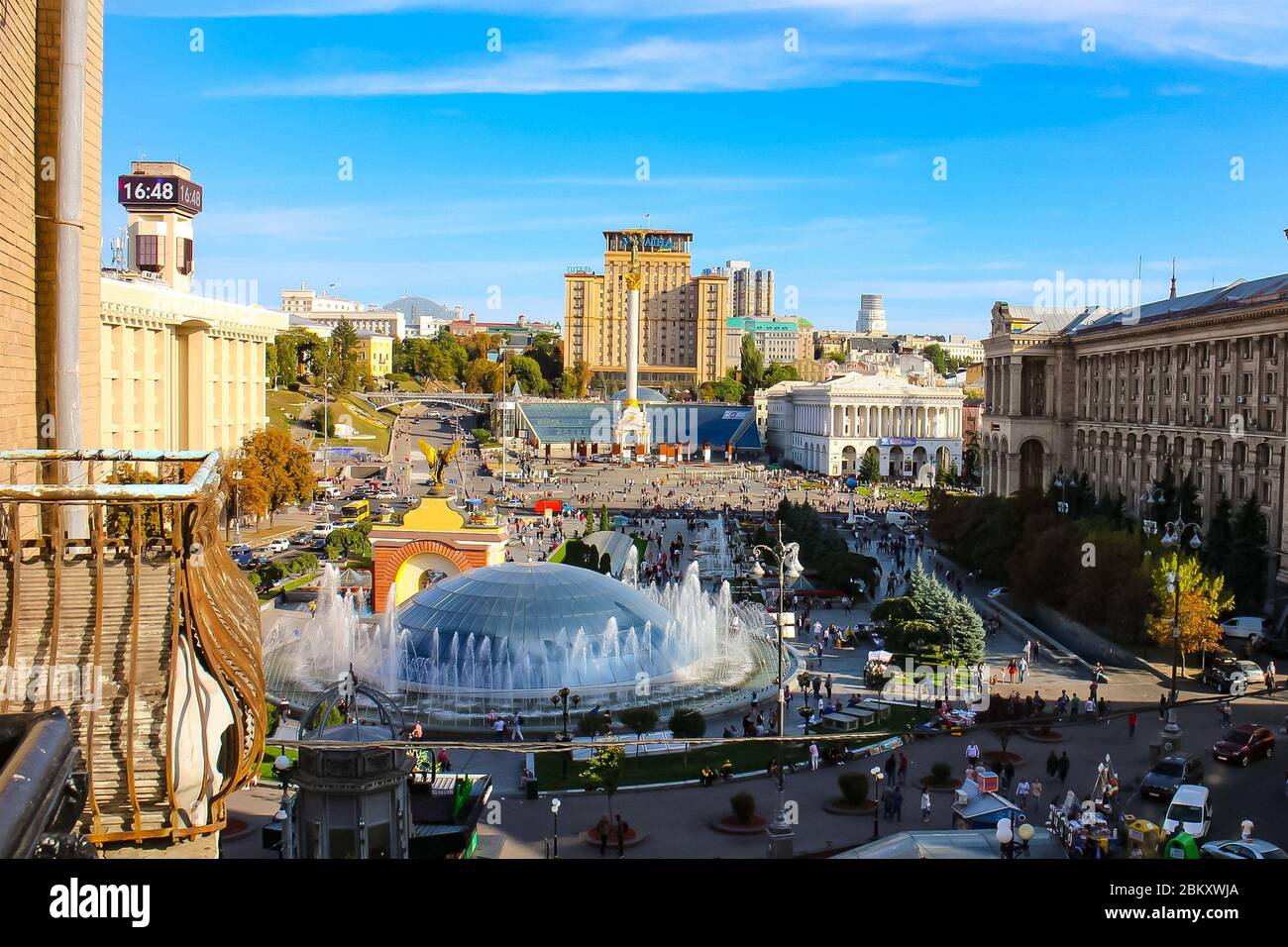Veduta aerea di Maidan Nezalezhnosti, la piazza principale nel centro di Kiev, famosa per il suo significato storico. Foto Stock