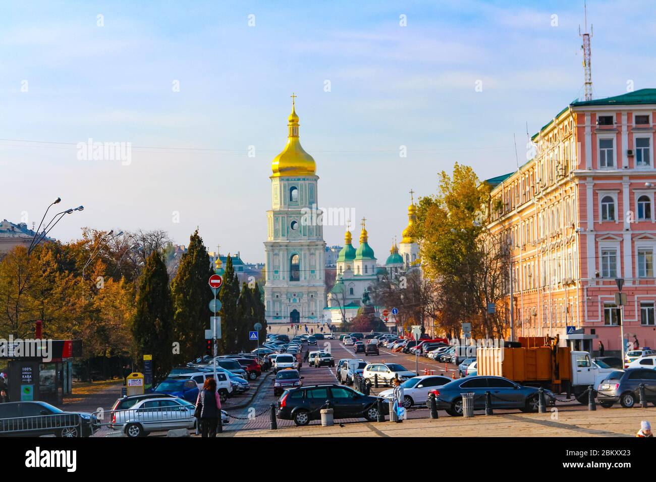 Street scene a Kiev, Ucraina, con il complesso della Cattedrale di Santa Sofia, patrimonio mondiale dell'UNESCO della capitale Ucraina. Foto Stock