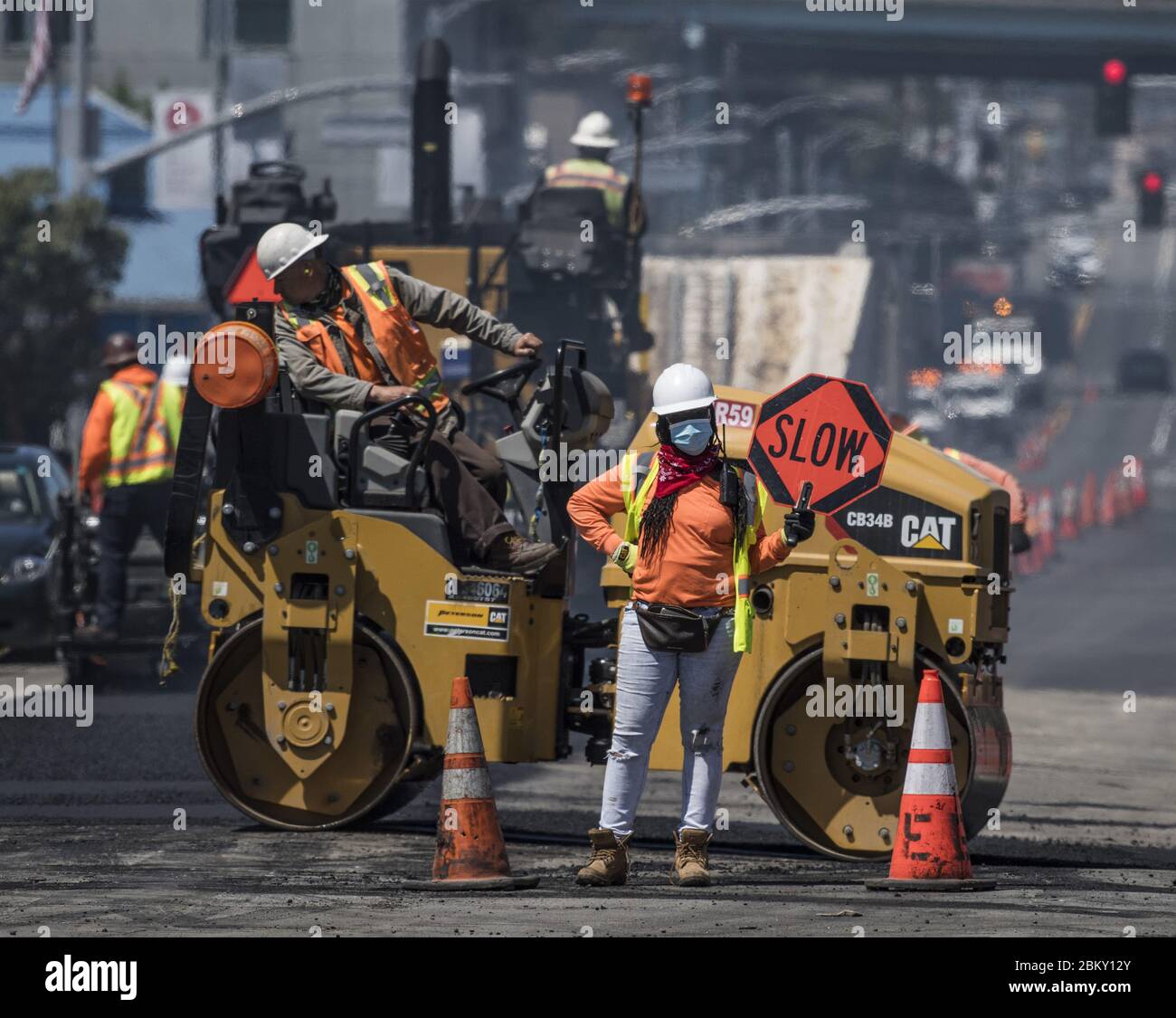 San Francisco, Stati Uniti. 05 maggio 2020. I lavoratori hanno riaperto la 16th Street a San Francisco martedì 5 maggio 2020. La città è lenta a ramp up business e ha prolungato soggiorno a casa ordini a causa del coronavirus. Foto di Terry Schmitt/UPI Credit: UPI/Alamy Live News Foto Stock