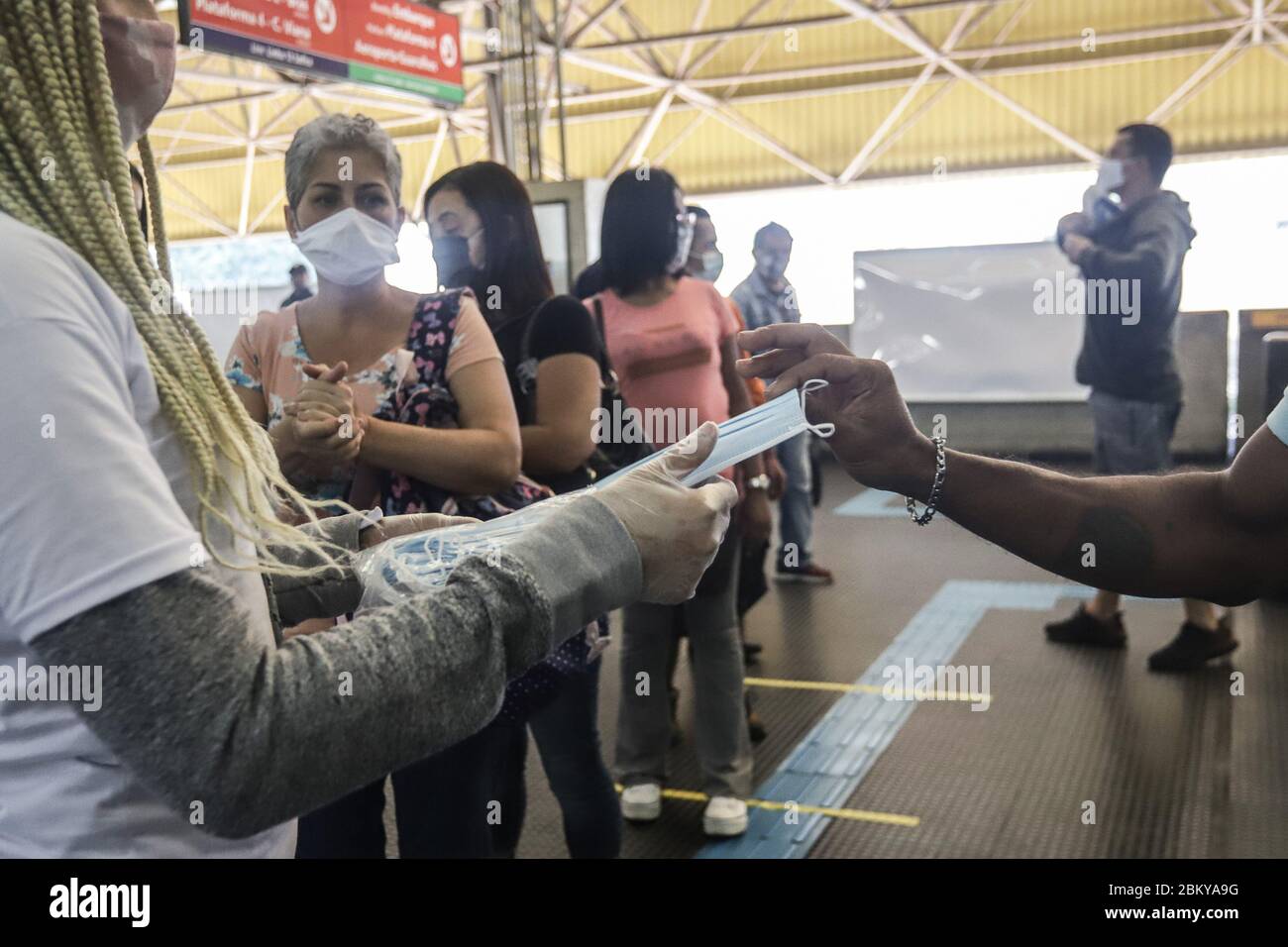 San Paolo, Brasile. 5 maggio 2020. Le maschere sono distribuite in una stazione della metropolitana durante lo scoppio del COVID-19 a Sao Paulo, Brasile, 5 maggio 2020. Il Brasile ha più di 114,000 casi confermati di coronavirus, di cui quasi 8,000 sono stati fatali, secondo i dati del ministero della sanità. Credit: Rahel Patrasso/Xinhua/Alamy Live News Foto Stock