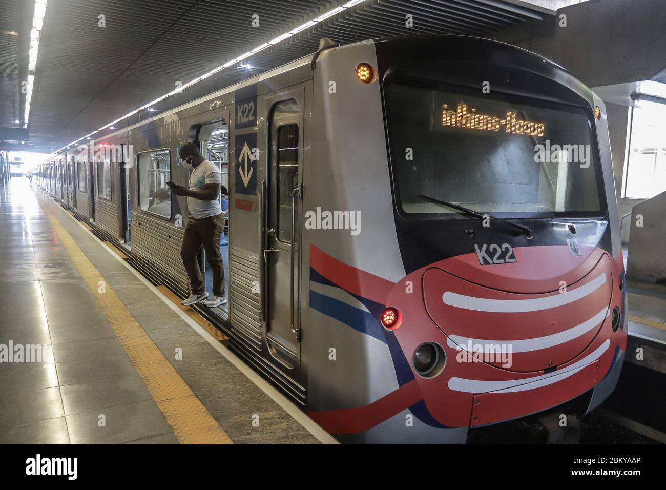 San Paolo, Brasile. 5 maggio 2020. Una maschera rossa è dipinta sulla testa di un treno della metropolitana durante lo scoppio COVID-19 a San Paolo, Brasile, 5 maggio 2020. Il Brasile ha più di 114,000 casi confermati di coronavirus, di cui quasi 8,000 sono stati fatali, secondo i dati del ministero della sanità. Credit: Rahel Patrasso/Xinhua/Alamy Live News Foto Stock