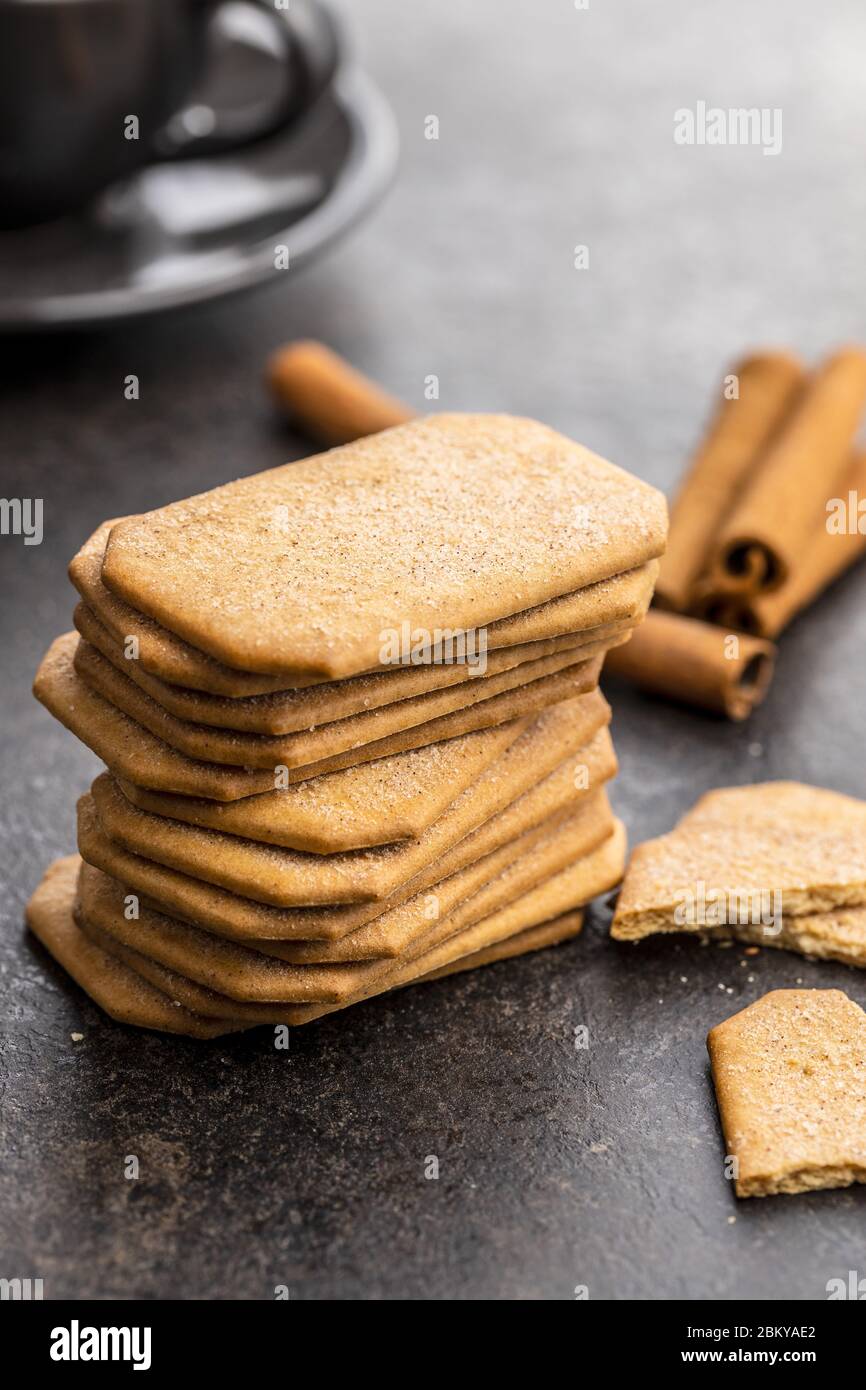 Biscotti dolci alla cannella. Gustosi biscotti sul tavolo nero. Foto Stock