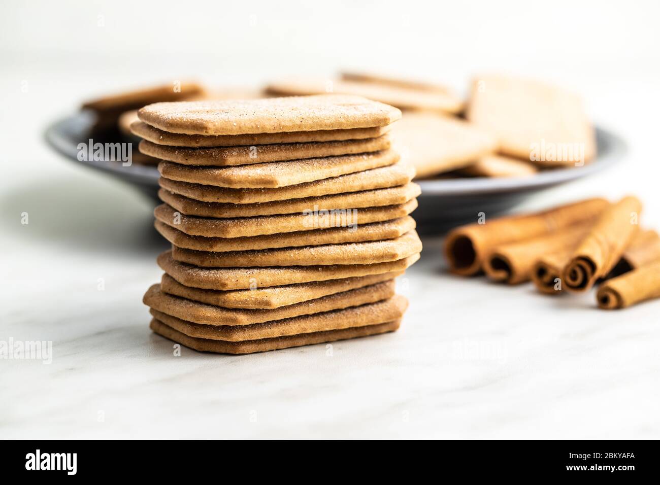 Biscotti dolci alla cannella. Gustosi biscotti su tavolo bianco. Foto Stock