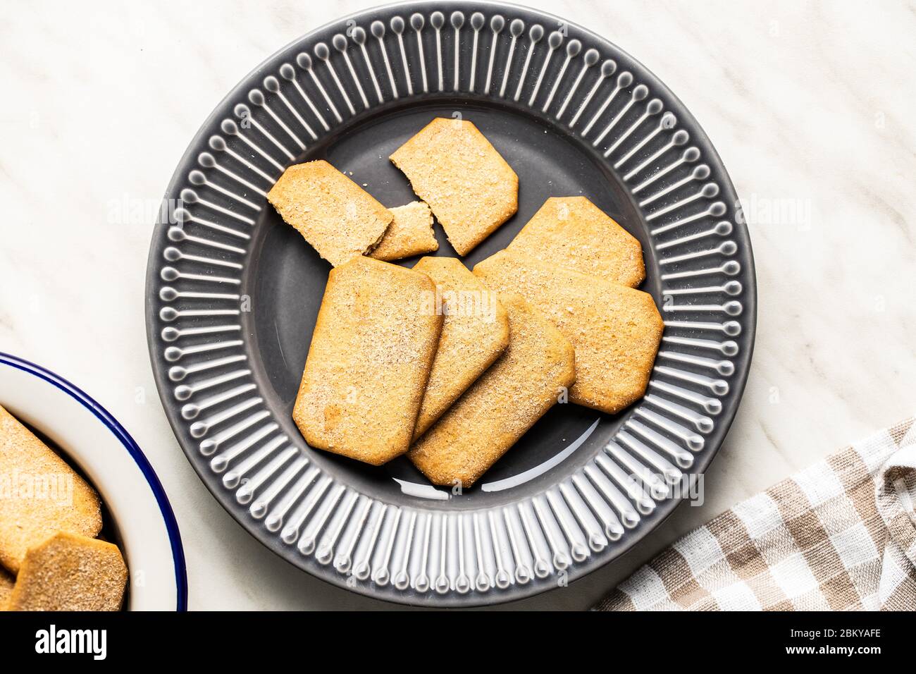 Biscotti alla cannella dolci sul piatto. Gustosi biscotti. Vista dall'alto. Foto Stock