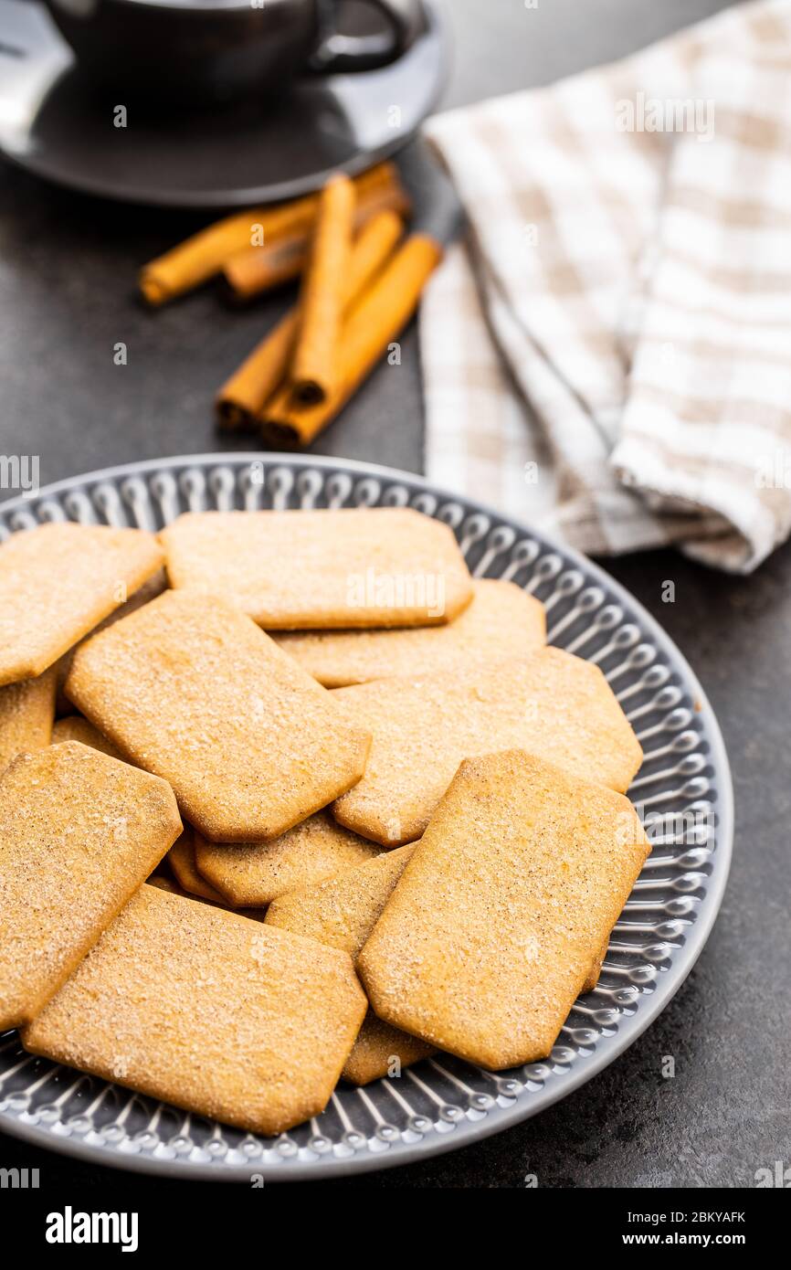 Biscotti alla cannella dolci sul piatto. Gustosi biscotti. Foto Stock