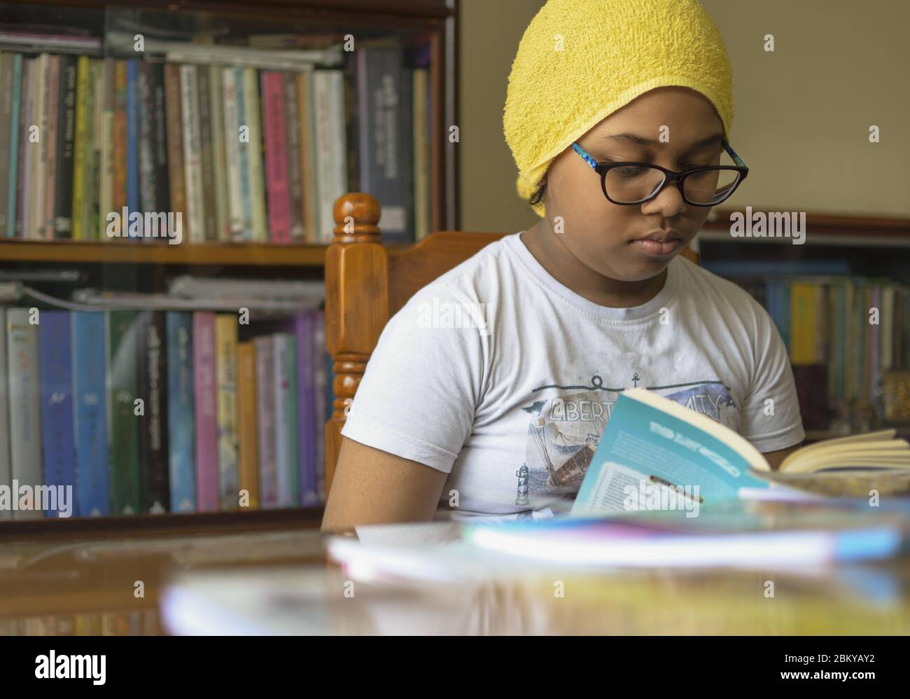 La bambina indiana sta studiando durante il soggiorno domestico nei giorni di bloccaggio giù Foto Stock