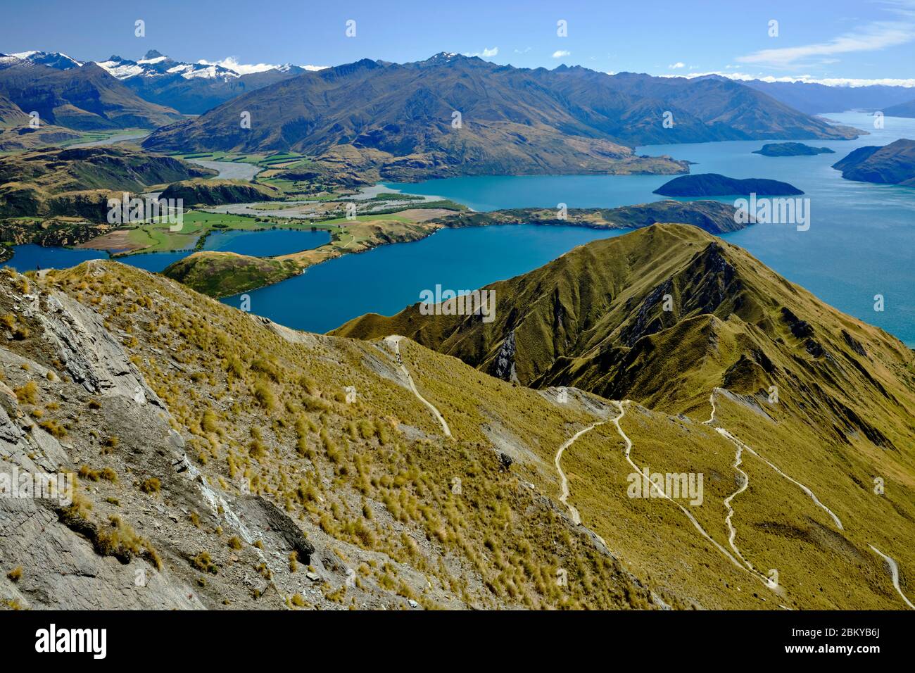 Vista sul lago Wanaka dalla vetta del Roy. Otago, Isola del Sud, Nuova Zelanda. Foto Stock