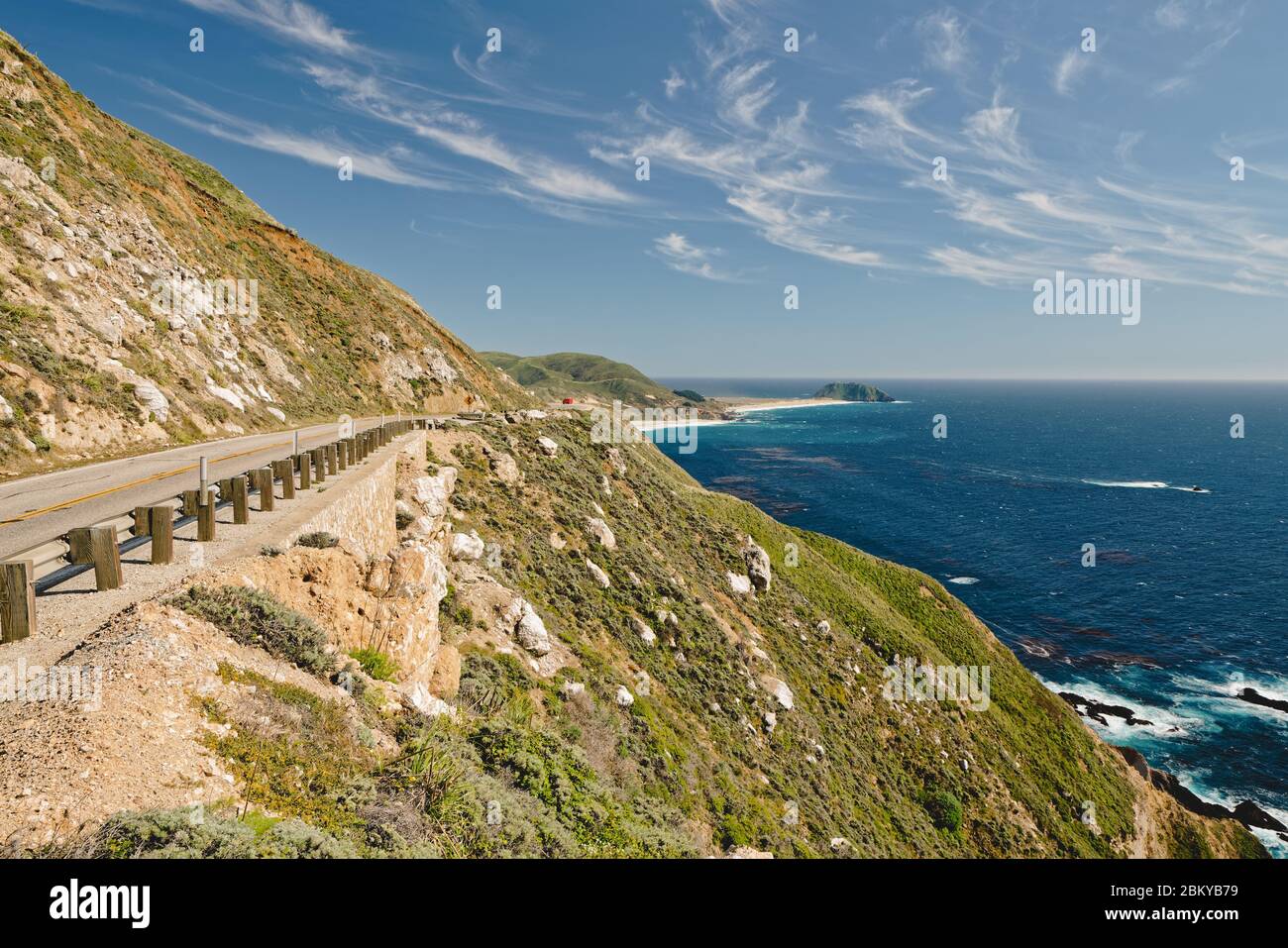 Viaggio in strada Big sur. Strada panoramica dello stato della California 1. Scogliere rocciose con piante autoctone, e bellissimo color turchese Oceano Pacifico. Foto Stock