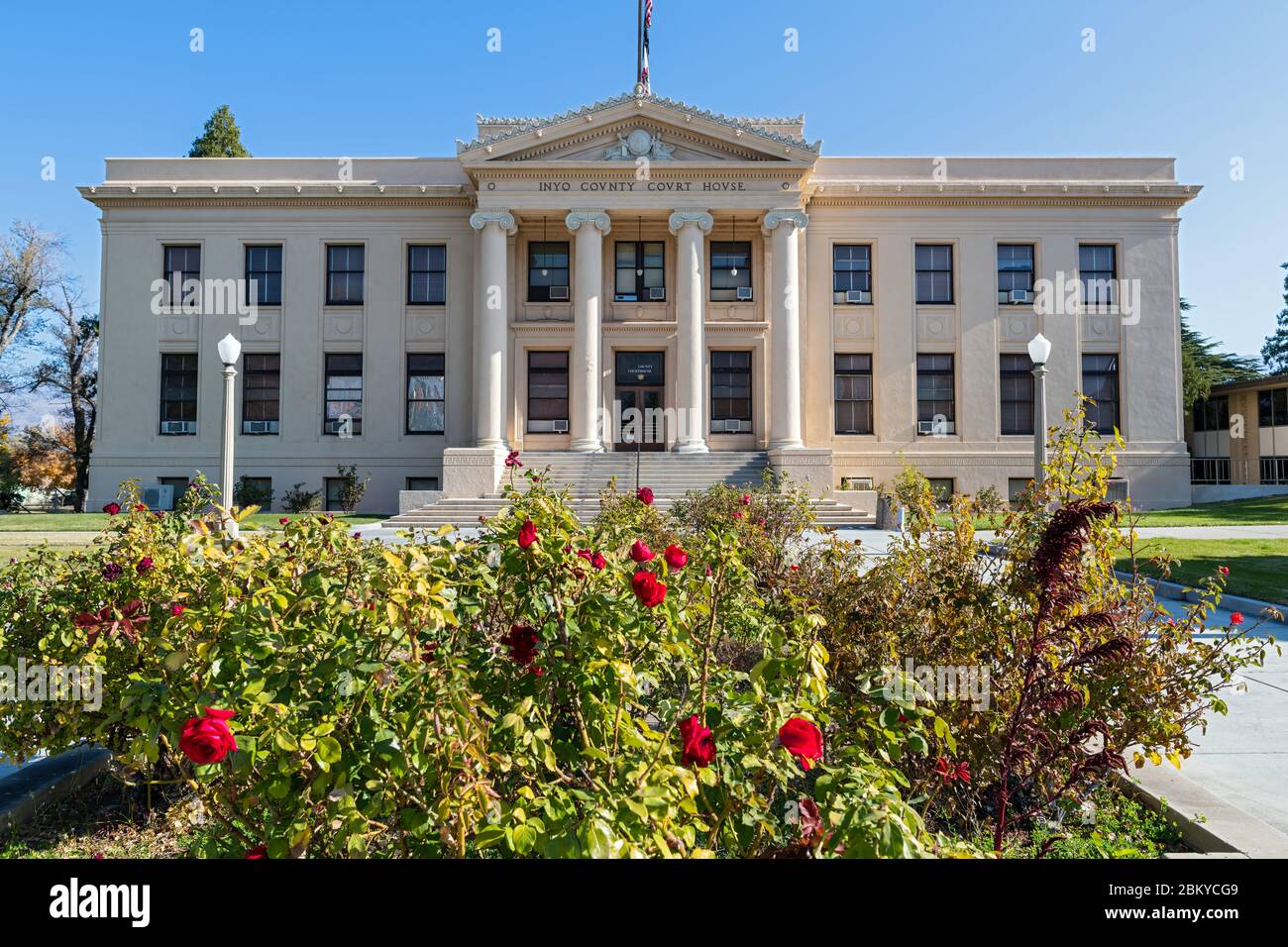 Independence, California, USA - 18 novembre 2018: Un giardino di rose è piantato sui terreni del tribunale della contea di Inyo Foto Stock