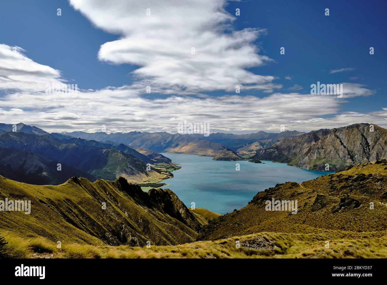 Vista sul lago Hawea dalla cima dell'Istmo. The Neck Otago, South Island, Nuova Zelanda. Foto Stock